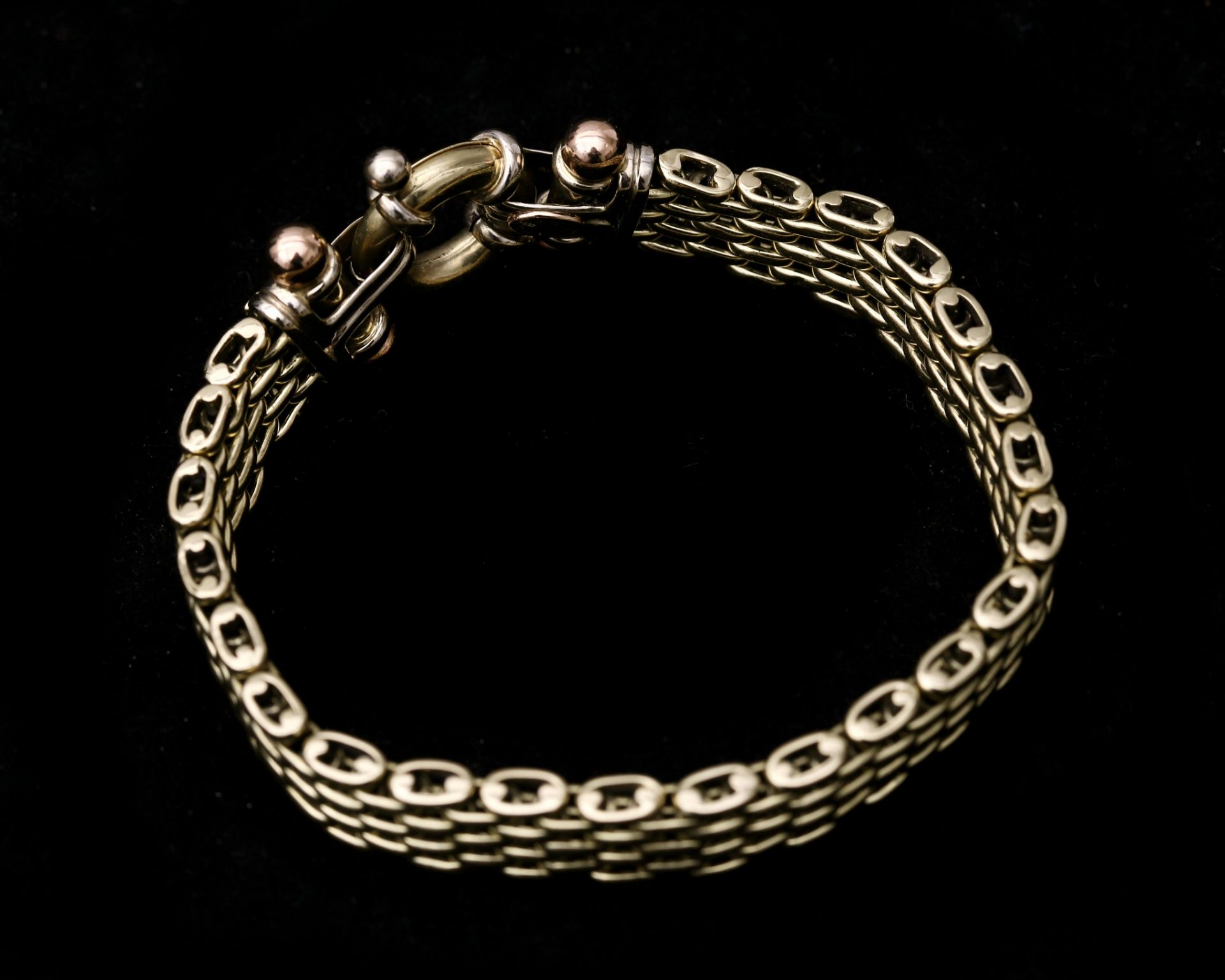 An 18 krt. tri-color Milanese bracelet