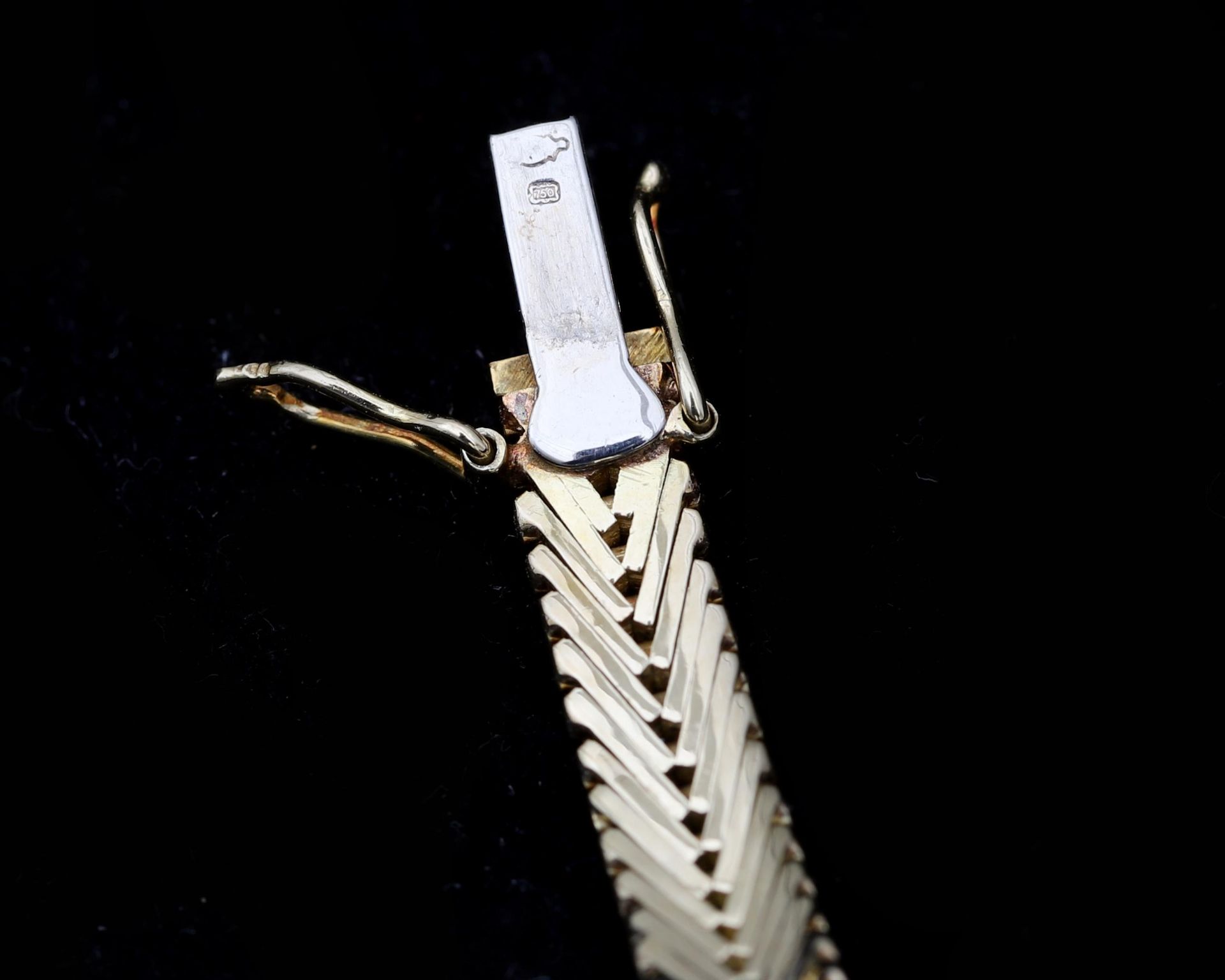 An 18 karat gold bi-color bracelet set with brillant cut diamonds - Bild 4 aus 4