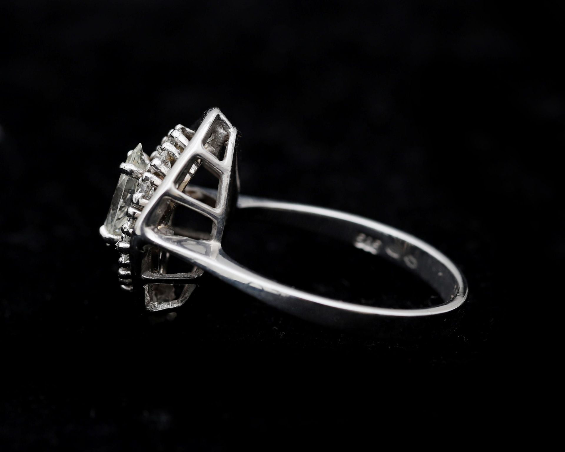 A 14 karat white gold entourage ring in art deco style set with diamonds - Bild 2 aus 4