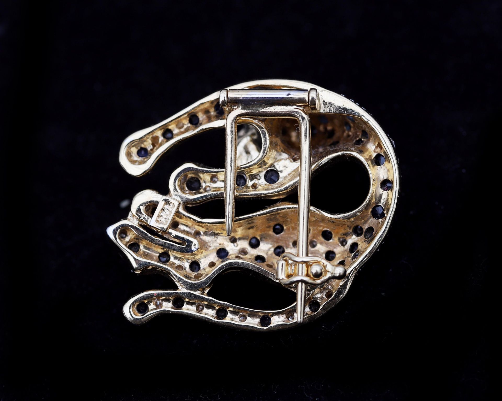 A 14 karat gold panther brooch pavé set with diamonds and sapphire.  - Bild 6 aus 6
