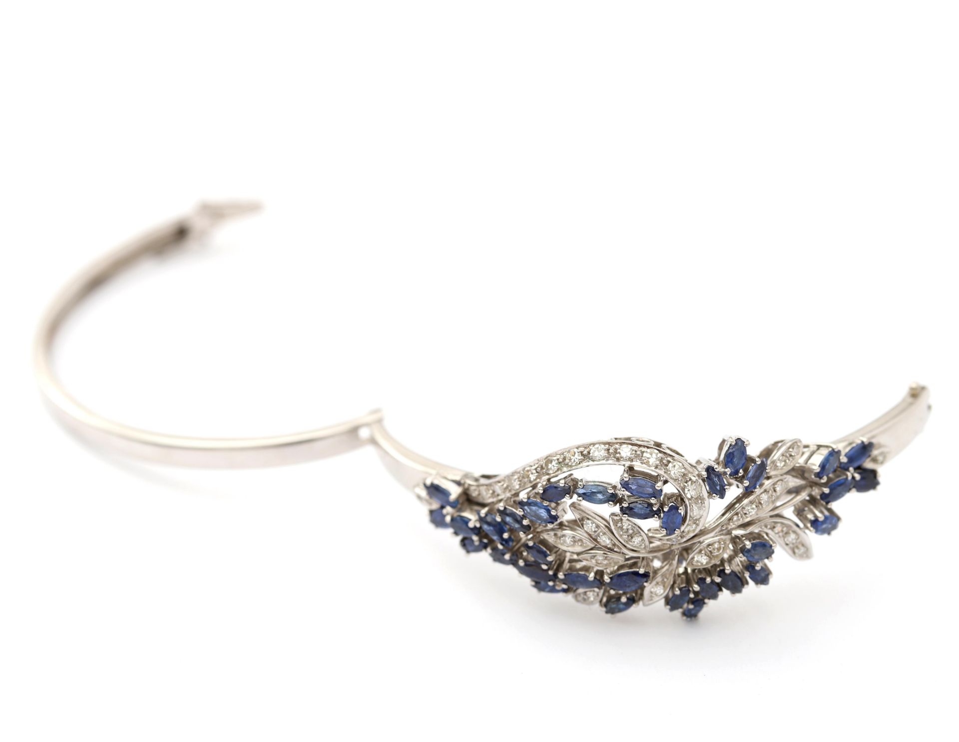 An 18 karat white gold bangel bracelet, with diamonds and sapphire - Bild 3 aus 6