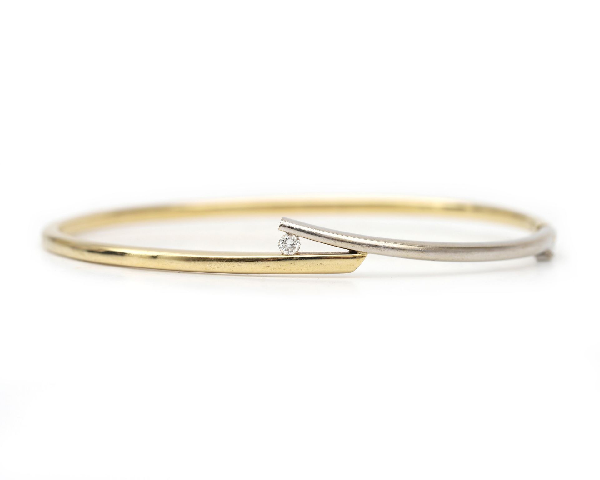 A 14 karat bicolor solid yellow and white gold bangle, set with diamond  - Bild 5 aus 5