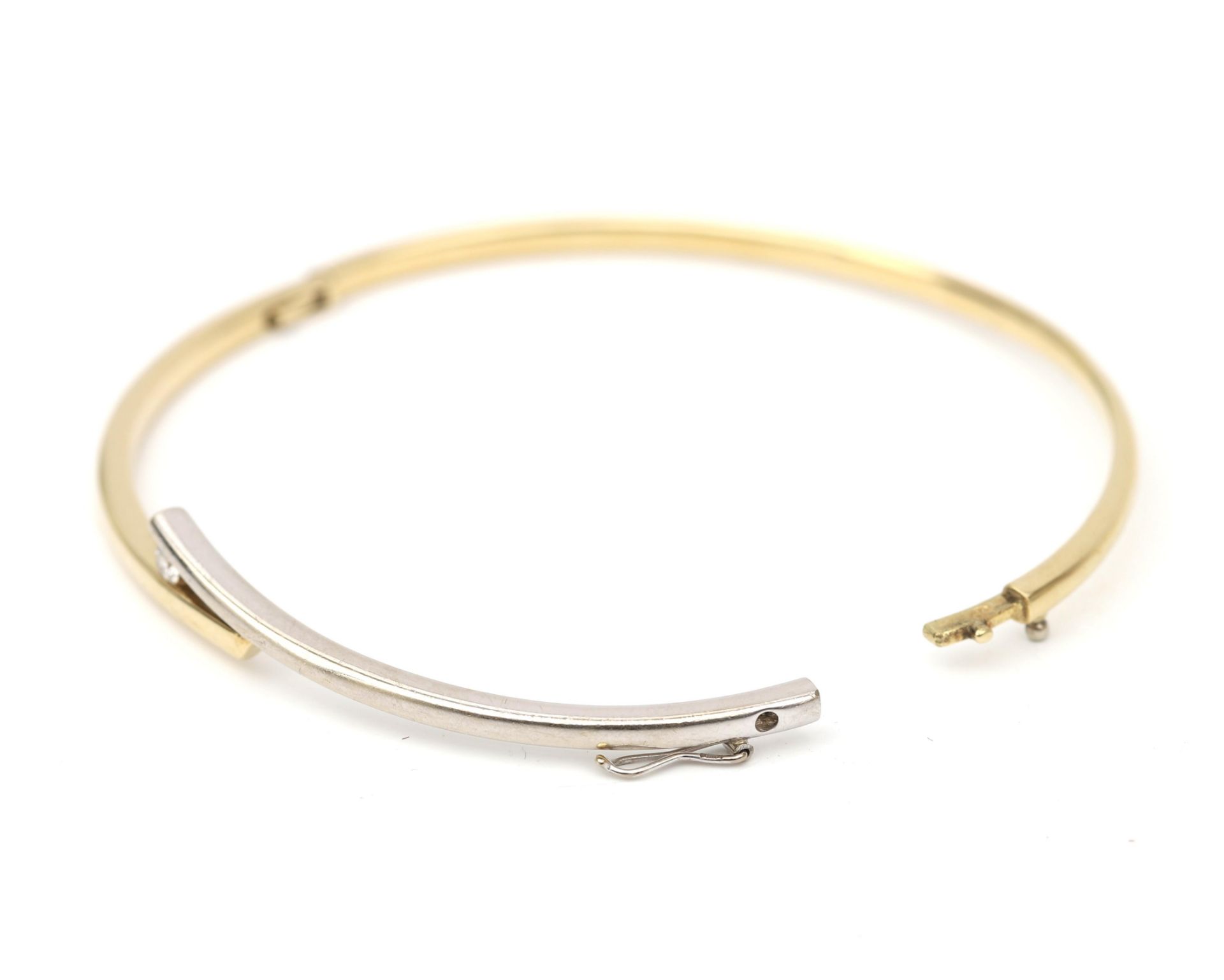 A 14 karat bicolor solid yellow and white gold bangle, set with diamond  - Bild 2 aus 5