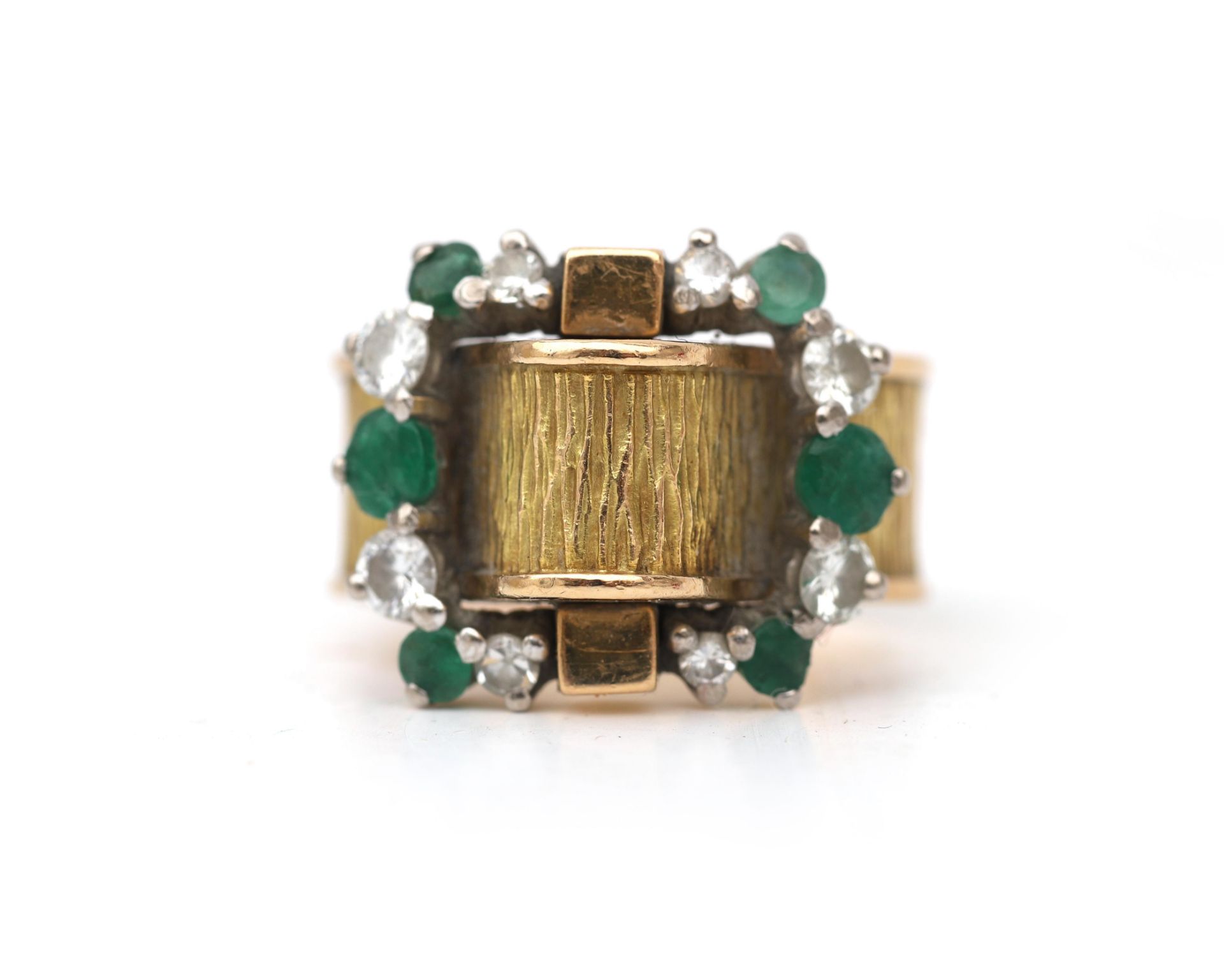 An 18 karat gold ring with diamonds and emeralds  - Bild 2 aus 3