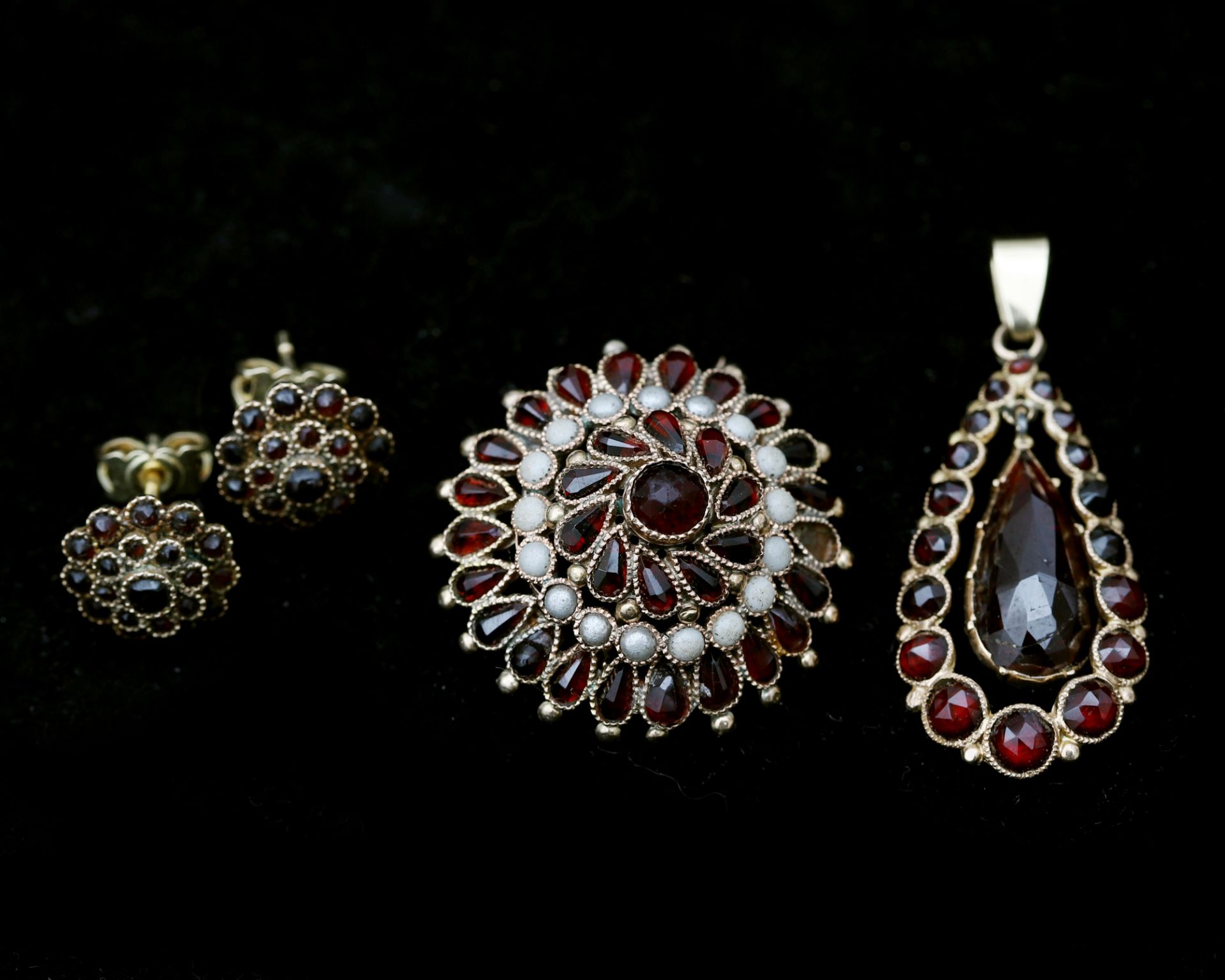 A 14 karat gold jewelery set set with garnet 