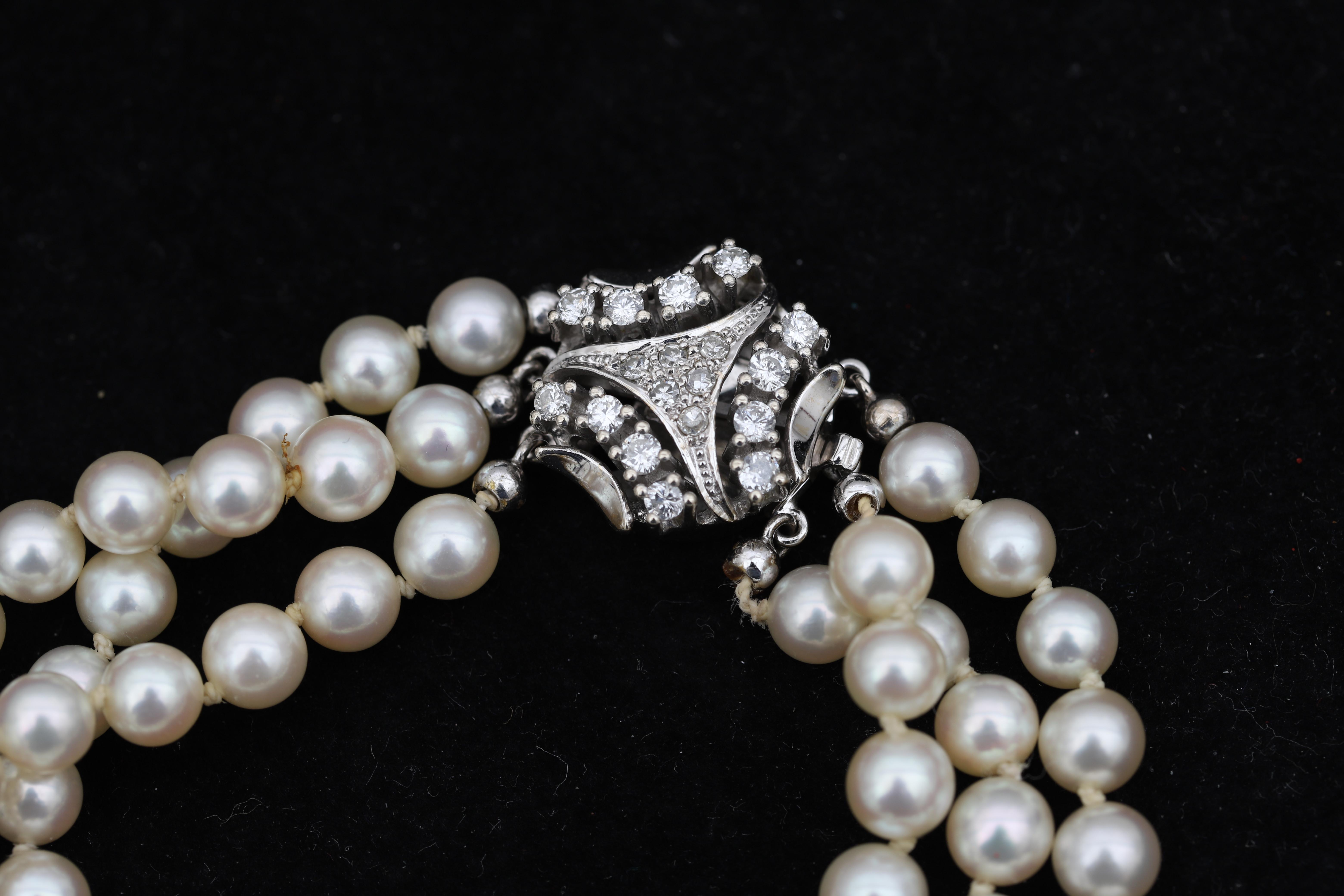 A pearl bracelet with a 14 karat white gold decorative clasp set with diamonds - Image 4 of 5