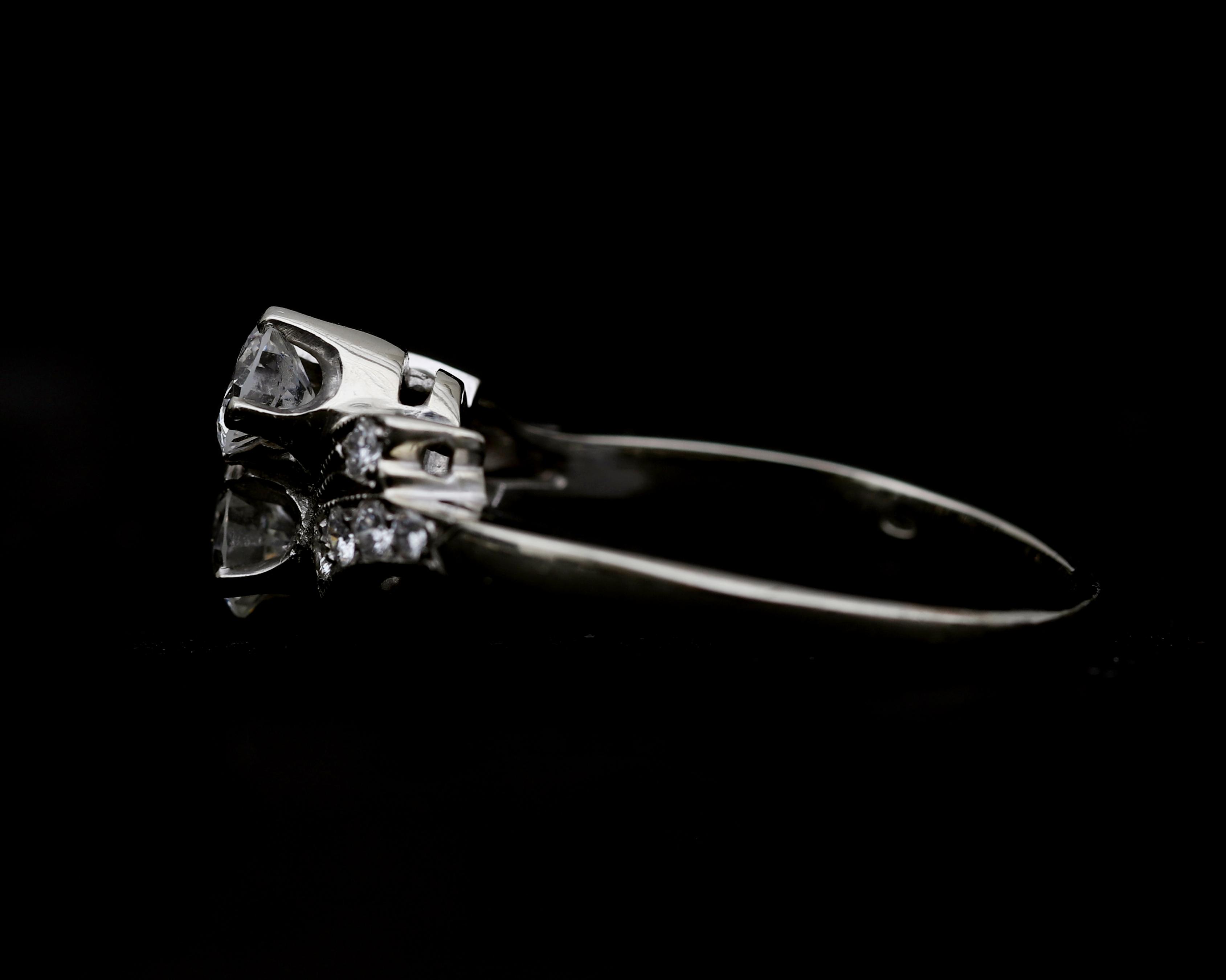 A 14 karat white gold diamond cross over ring - Image 3 of 3