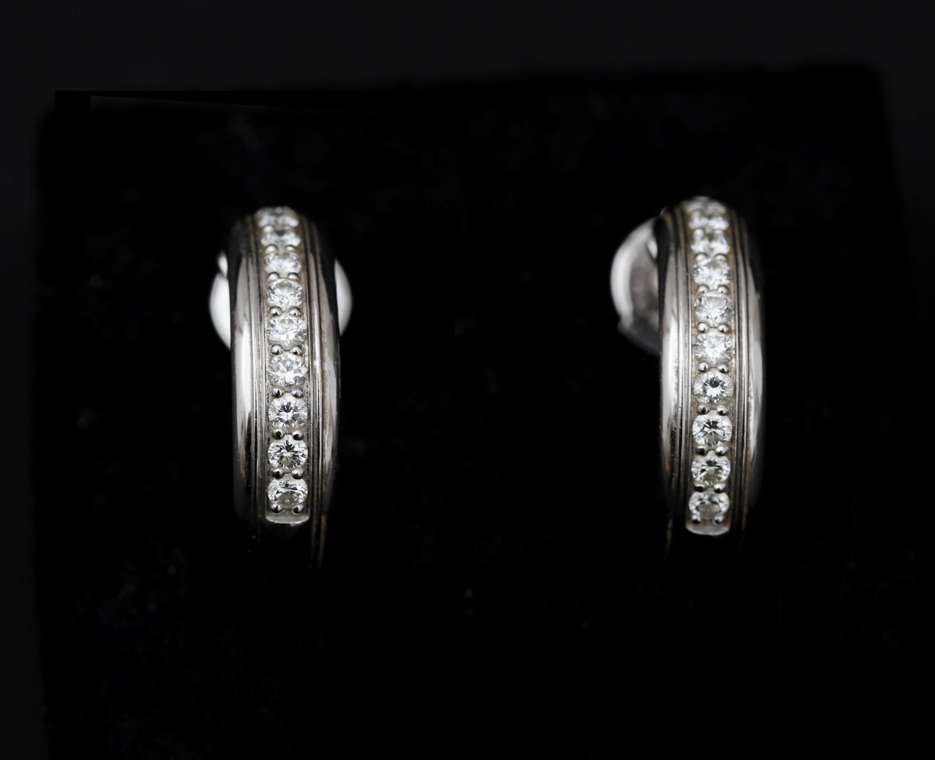 A pair of 18 karat white gold earrings by Piaget, with diamonds  - Bild 5 aus 8