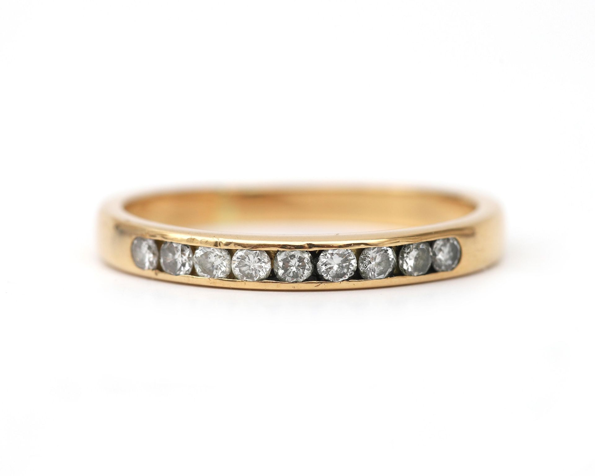 An 18 karat gold half alliance ring set with nine brilliant cut diamonds in rail setting  - Bild 2 aus 3