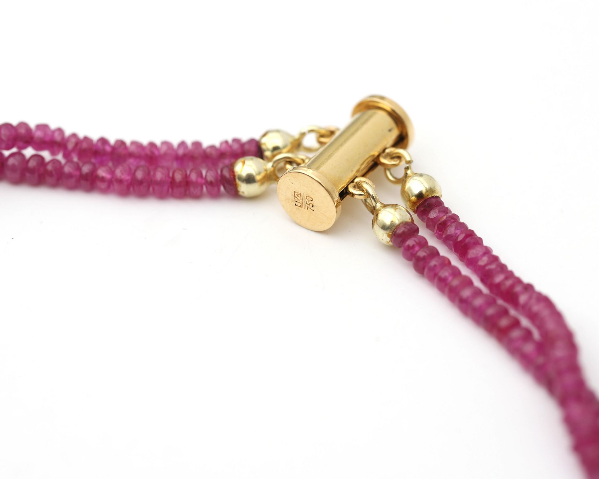 A double strung string of rubies on 18 karat gold magnetic lock - Bild 2 aus 3