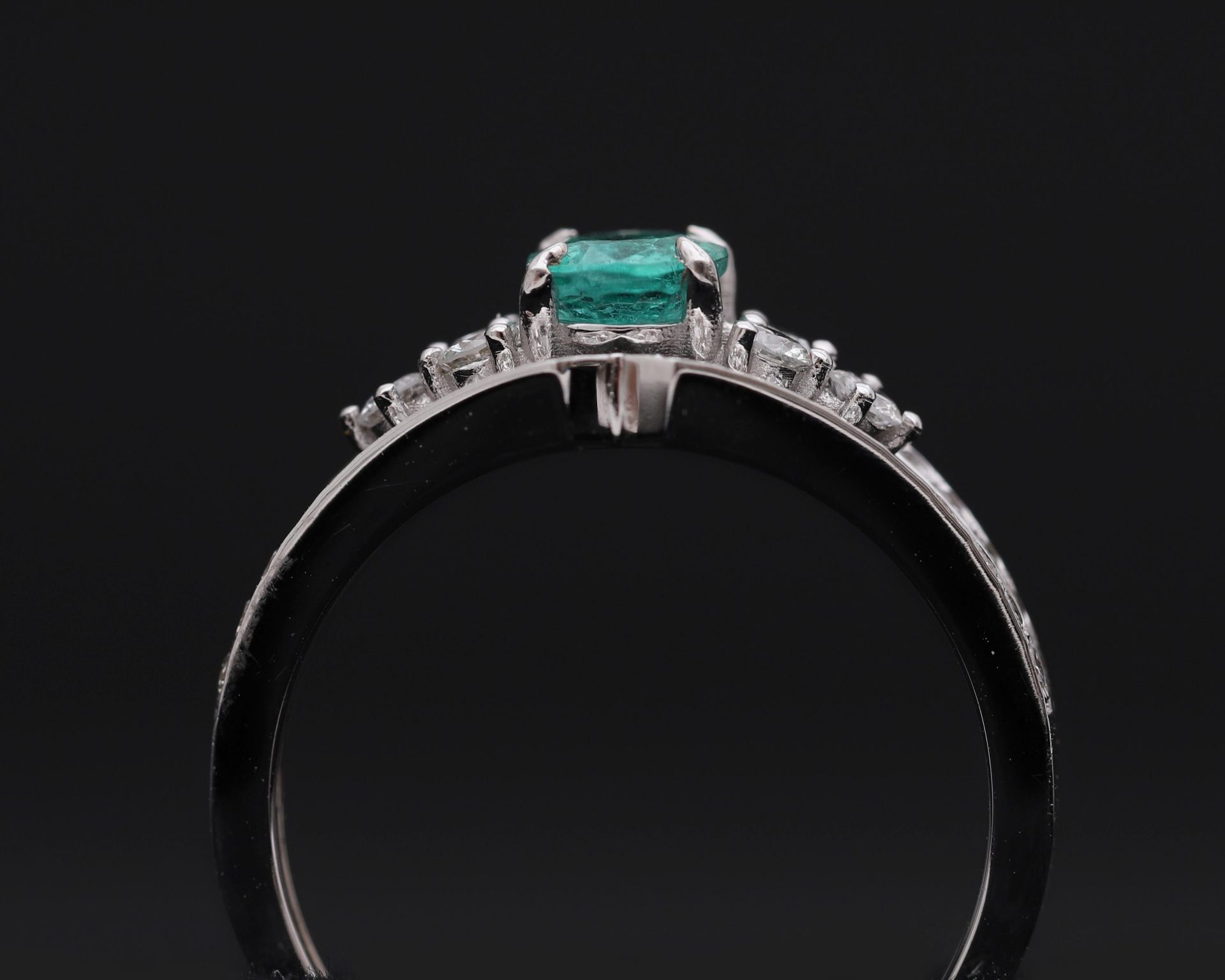 An 18 karat white gold ring centrally set with emerald and diamonds  - Bild 3 aus 10