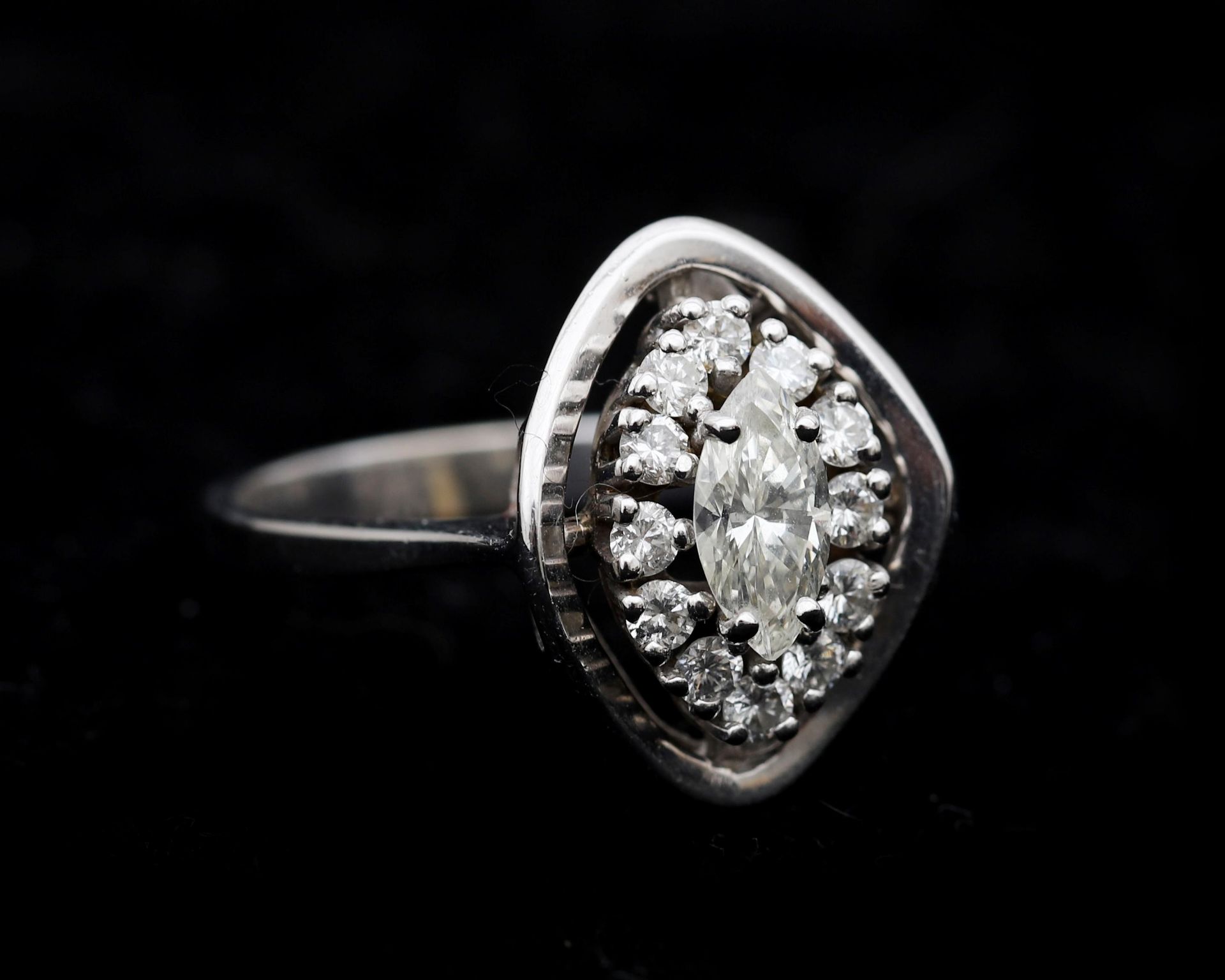 A 14 karat white gold entourage ring in art deco style set with diamonds - Bild 3 aus 4