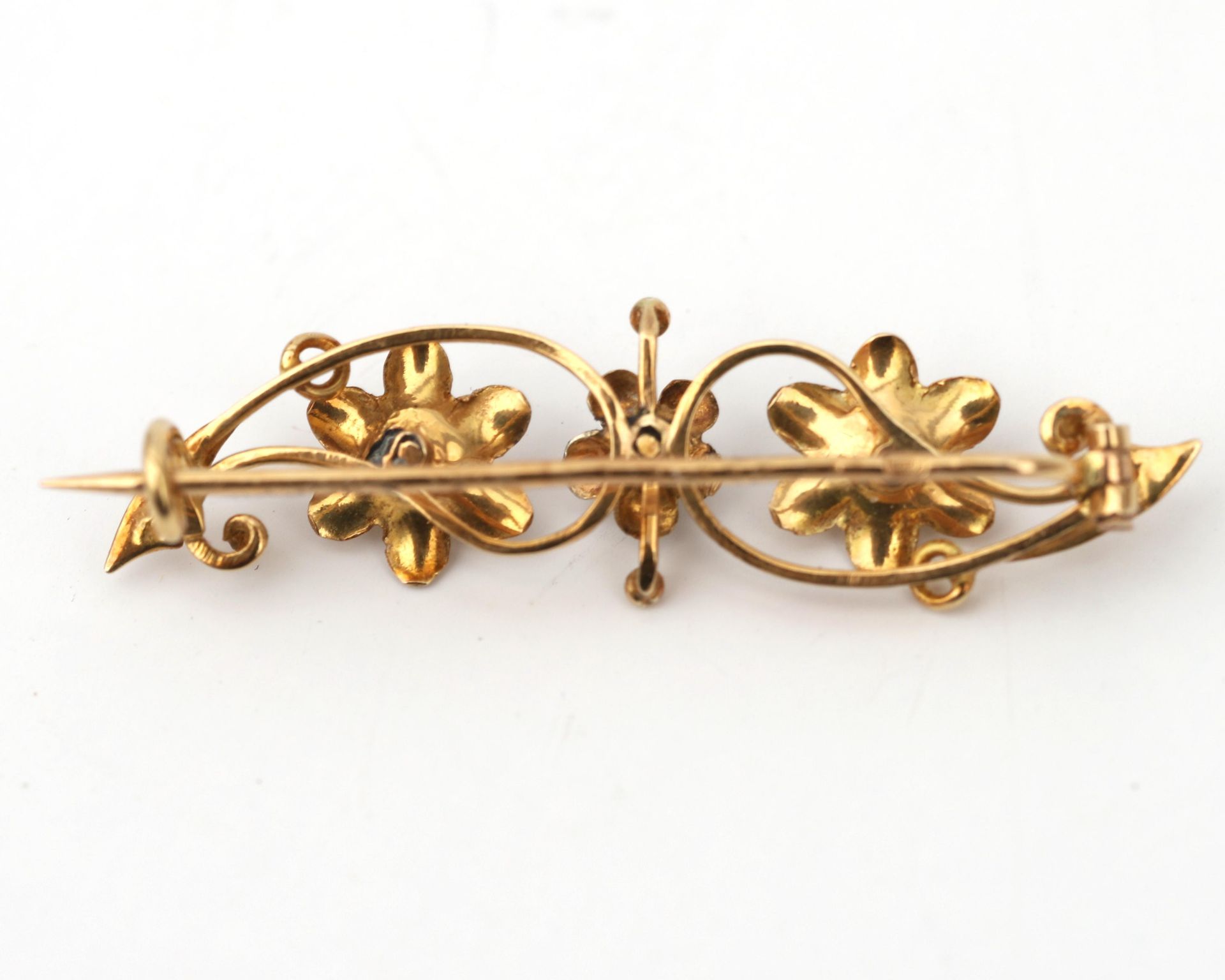 A 14 karat gold floral decorated brooch set with three cubic zirconias  - Bild 2 aus 3