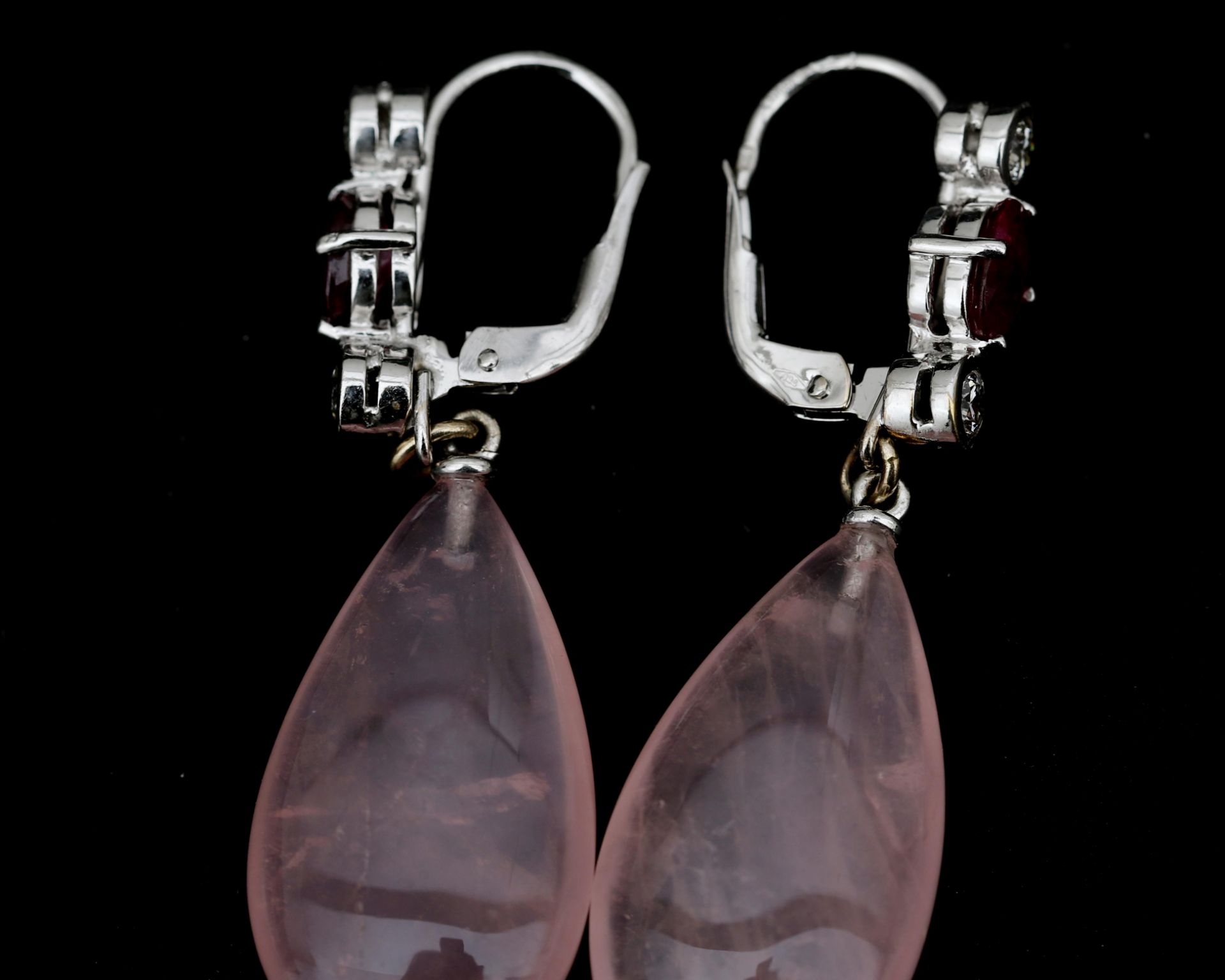 A pair of 18 karat white gold earrings set with rose quartz, ruby and diamonds  - Bild 3 aus 3