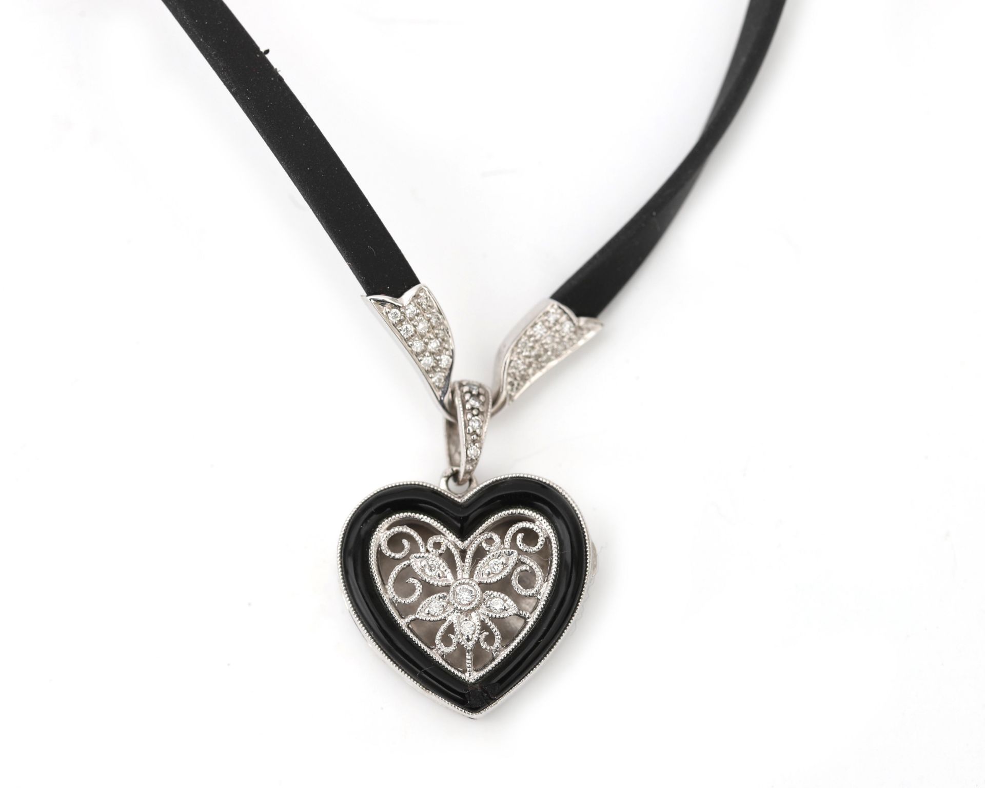 An 18 karat white gold openwork heart-shaped floral decorated medallion bezet met diamant - Bild 2 aus 3