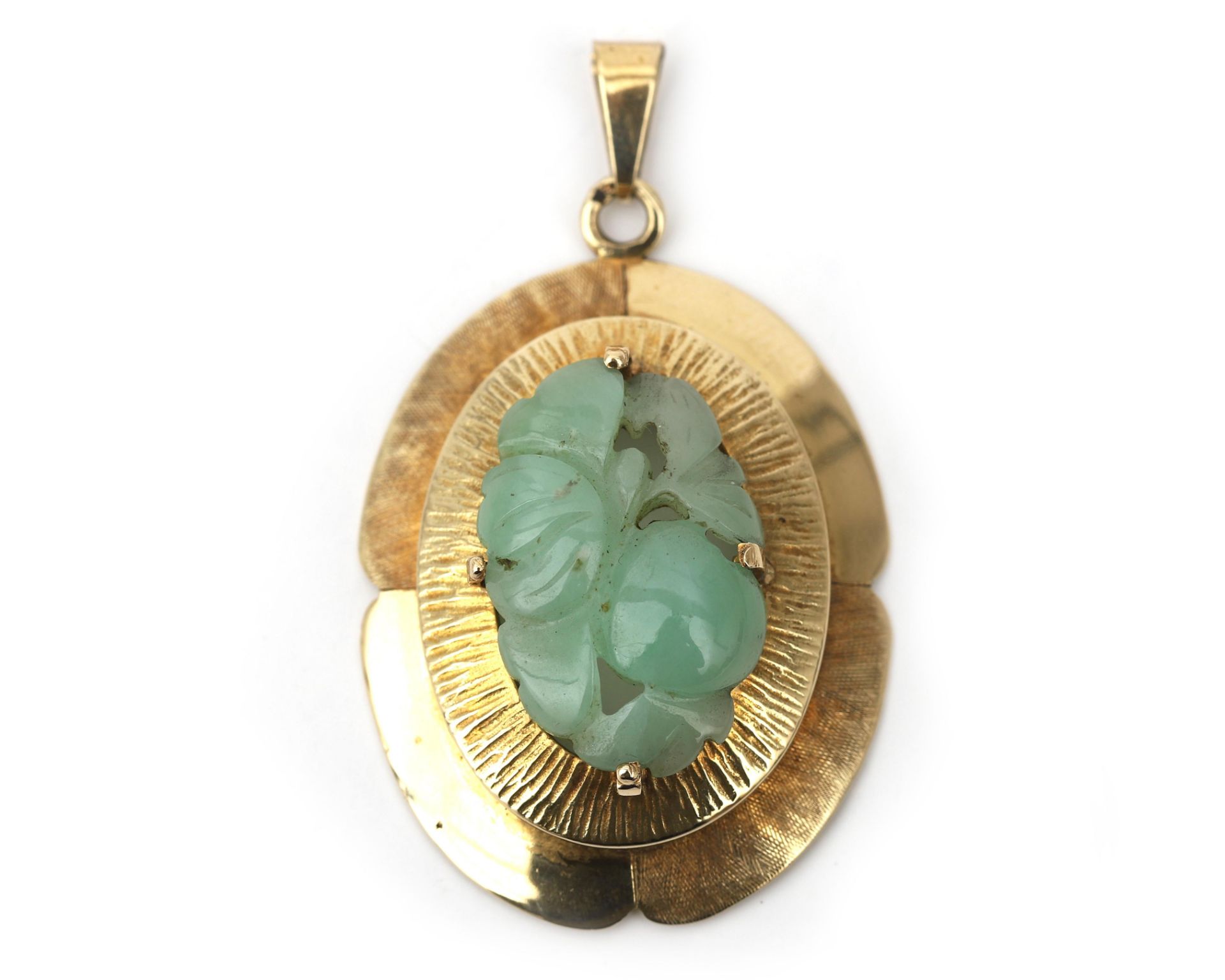 A 14 karat vintage oval pendant set with an oval jade  - Bild 4 aus 4