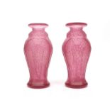 David Gueron (Degué) (1892–1950) A pair of etched pink glass vases, both signed. 22,5 cm. h. (2x)