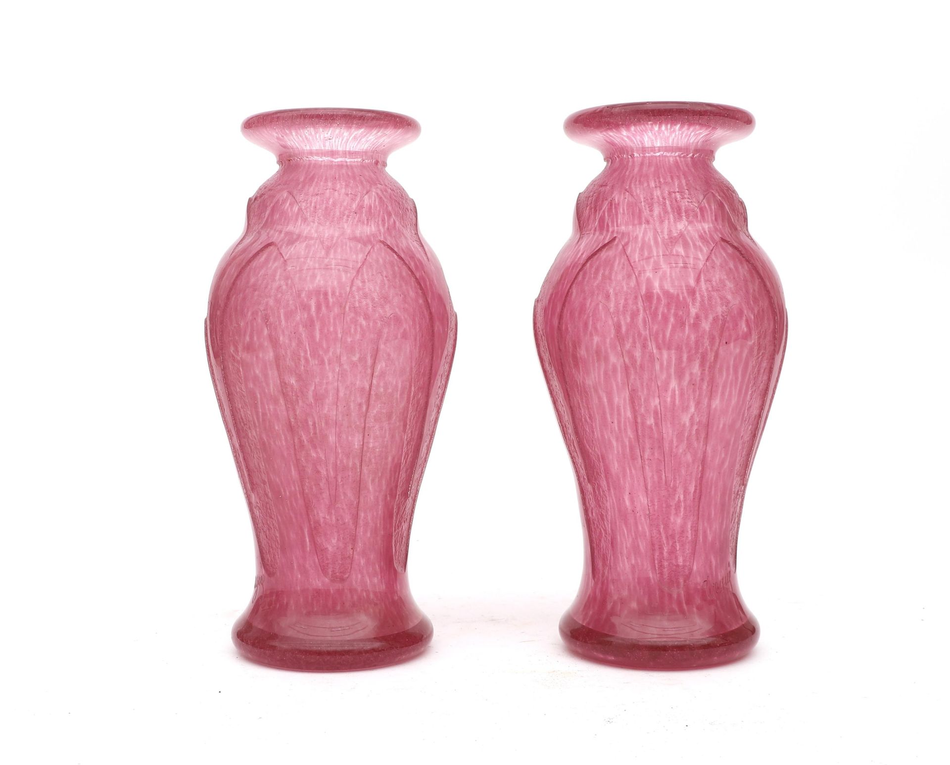 David Gueron (Degué) (1892–1950) A pair of etched pink glass vases, both signed. 22,5 cm. h. (2x)