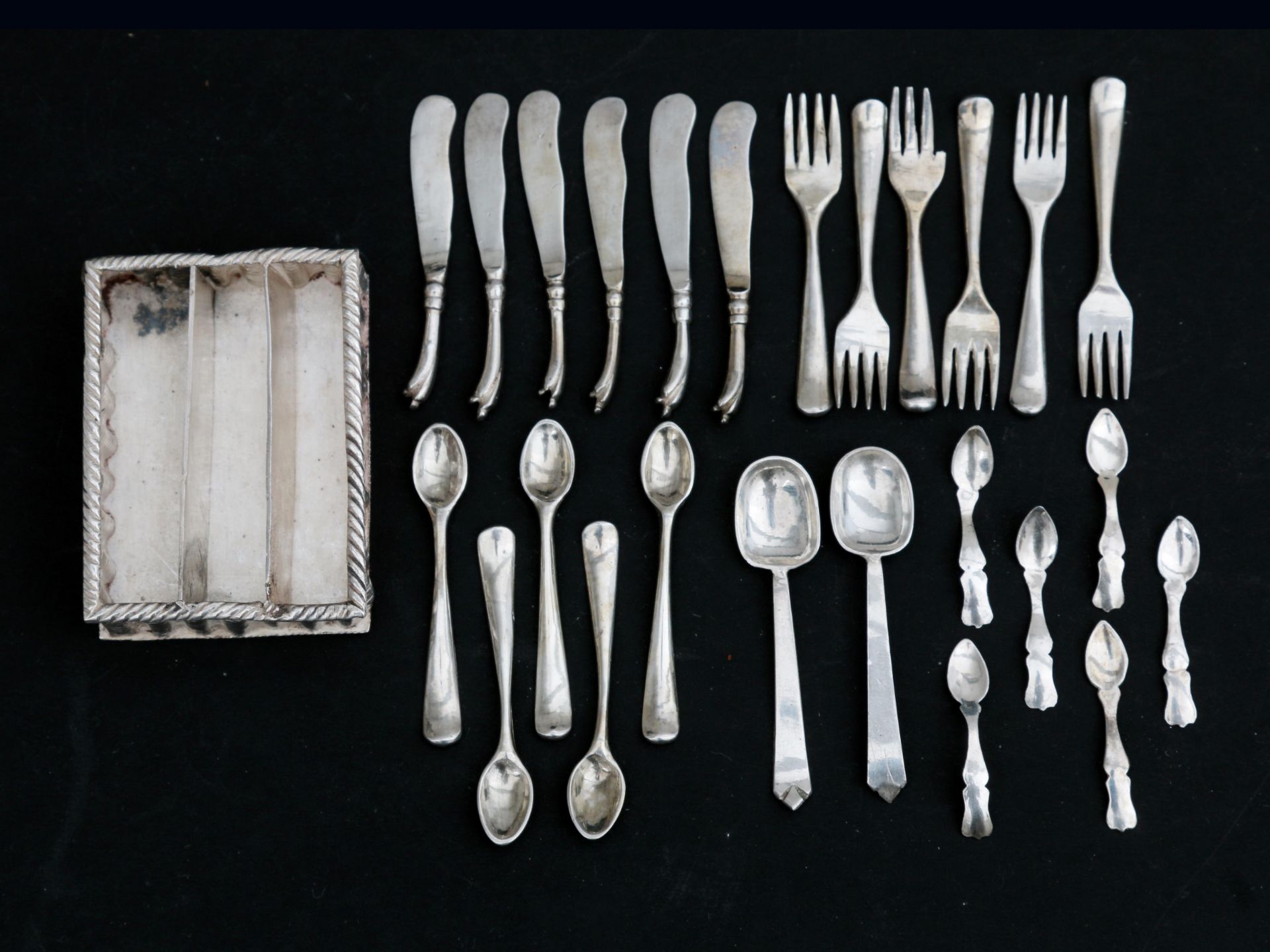 EA miniature silver part cutlery set in woven basket, Dutch,18th century and later. Six knifes, - Bild 2 aus 5