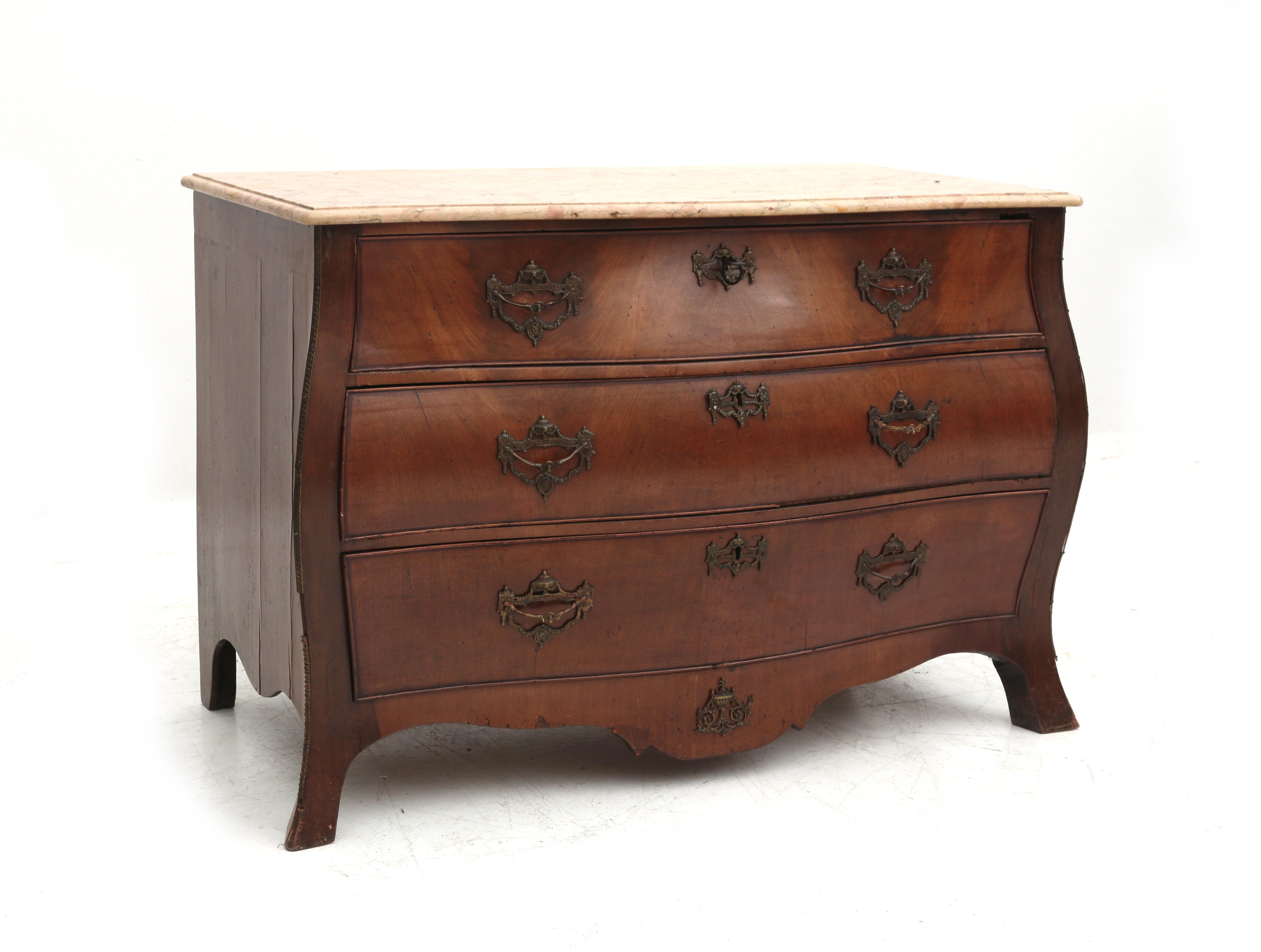 The scalloped marble top above three bombé drawers and four curved feet, brass handles. Afm. 80 x - Image 2 of 5