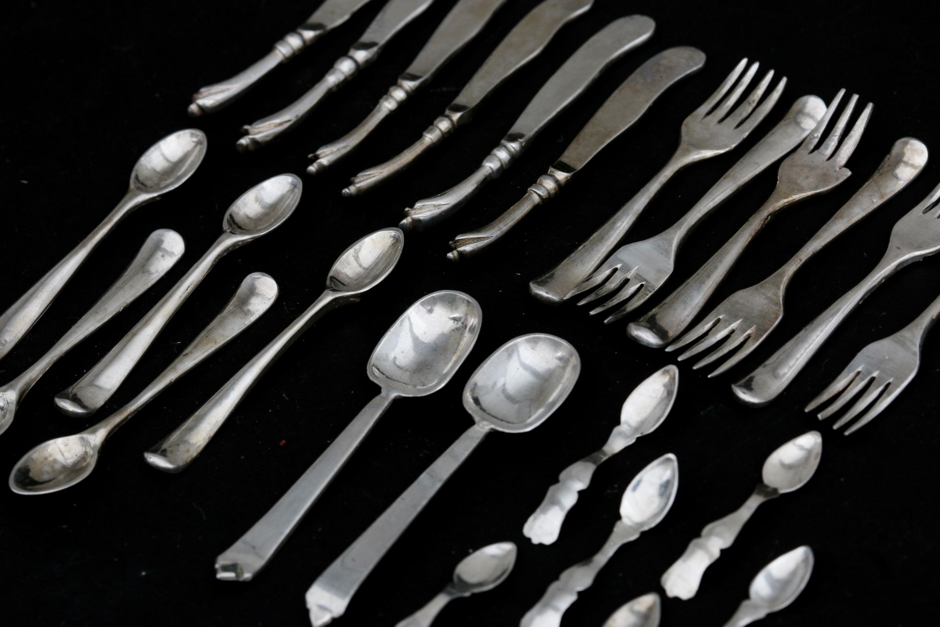 EA miniature silver part cutlery set in woven basket, Dutch,18th century and later. Six knifes, - Bild 4 aus 5