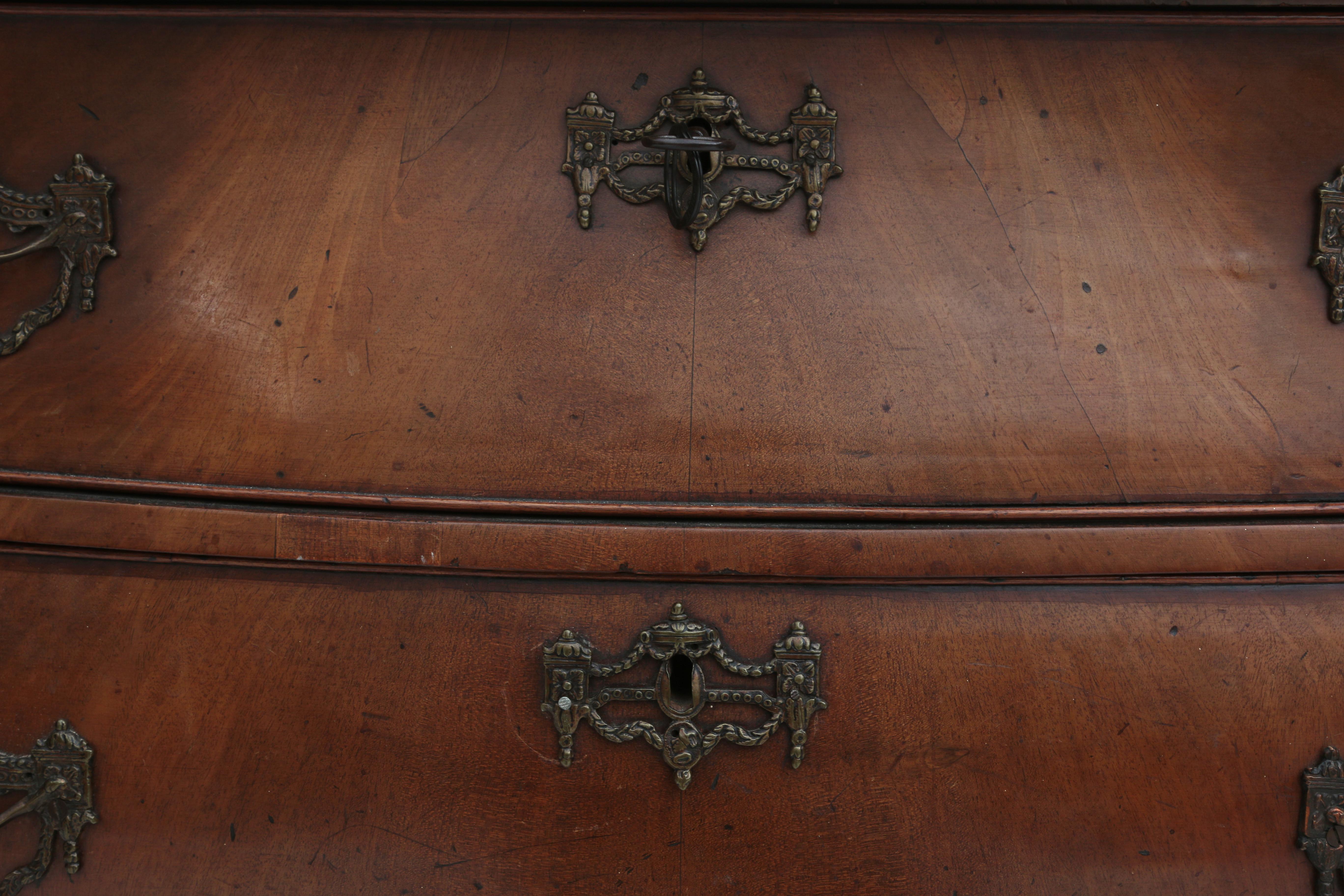 The scalloped marble top above three bombé drawers and four curved feet, brass handles. Afm. 80 x - Image 3 of 5