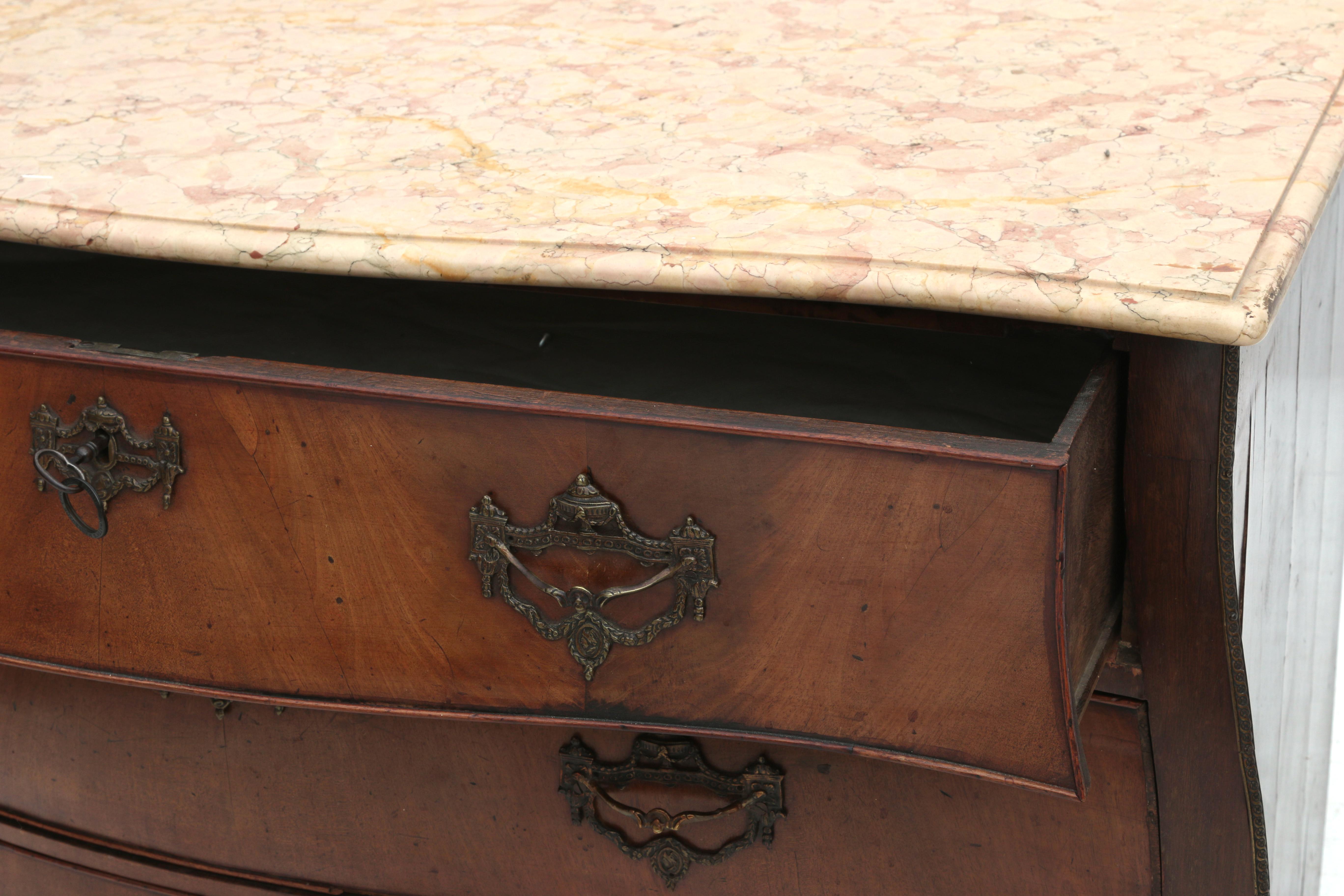 The scalloped marble top above three bombé drawers and four curved feet, brass handles. Afm. 80 x - Image 4 of 5