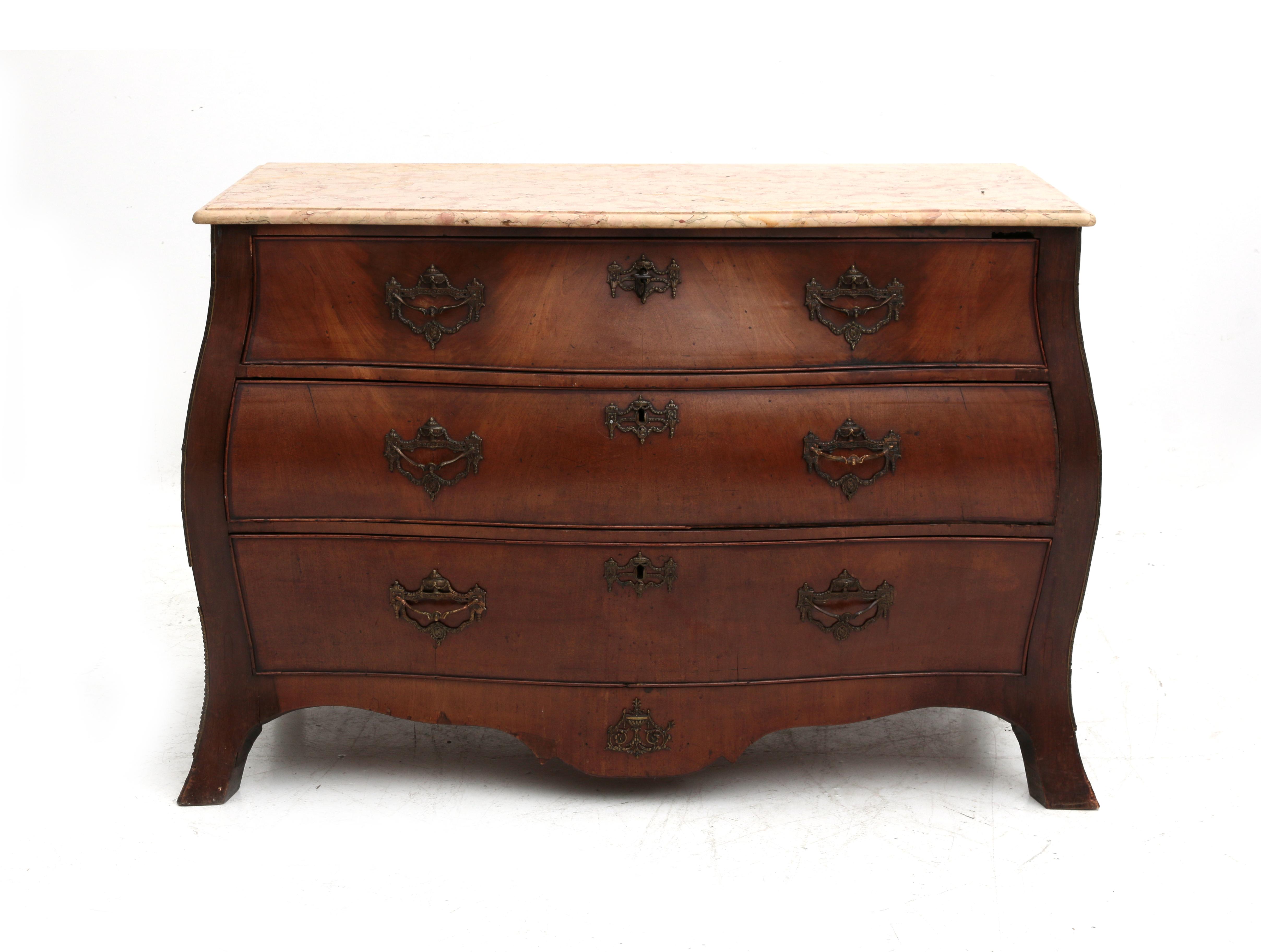 The scalloped marble top above three bombé drawers and four curved feet, brass handles. Afm. 80 x