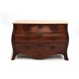 The scalloped marble top above three bombé drawers and four curved feet, brass handles. Afm. 80 x