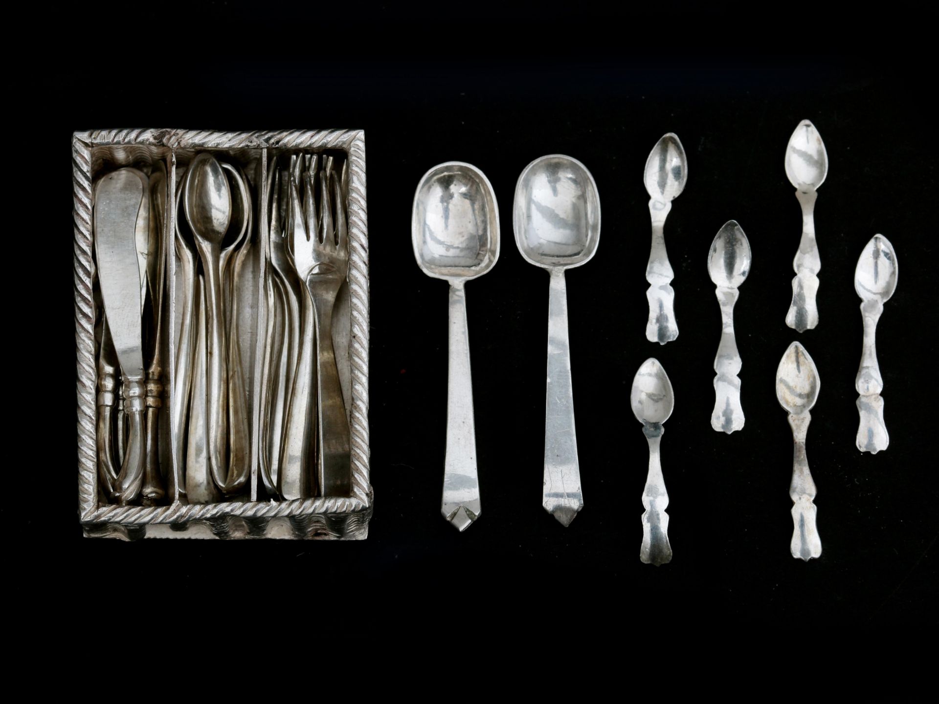 EA miniature silver part cutlery set in woven basket, Dutch,18th century and later. Six knifes,