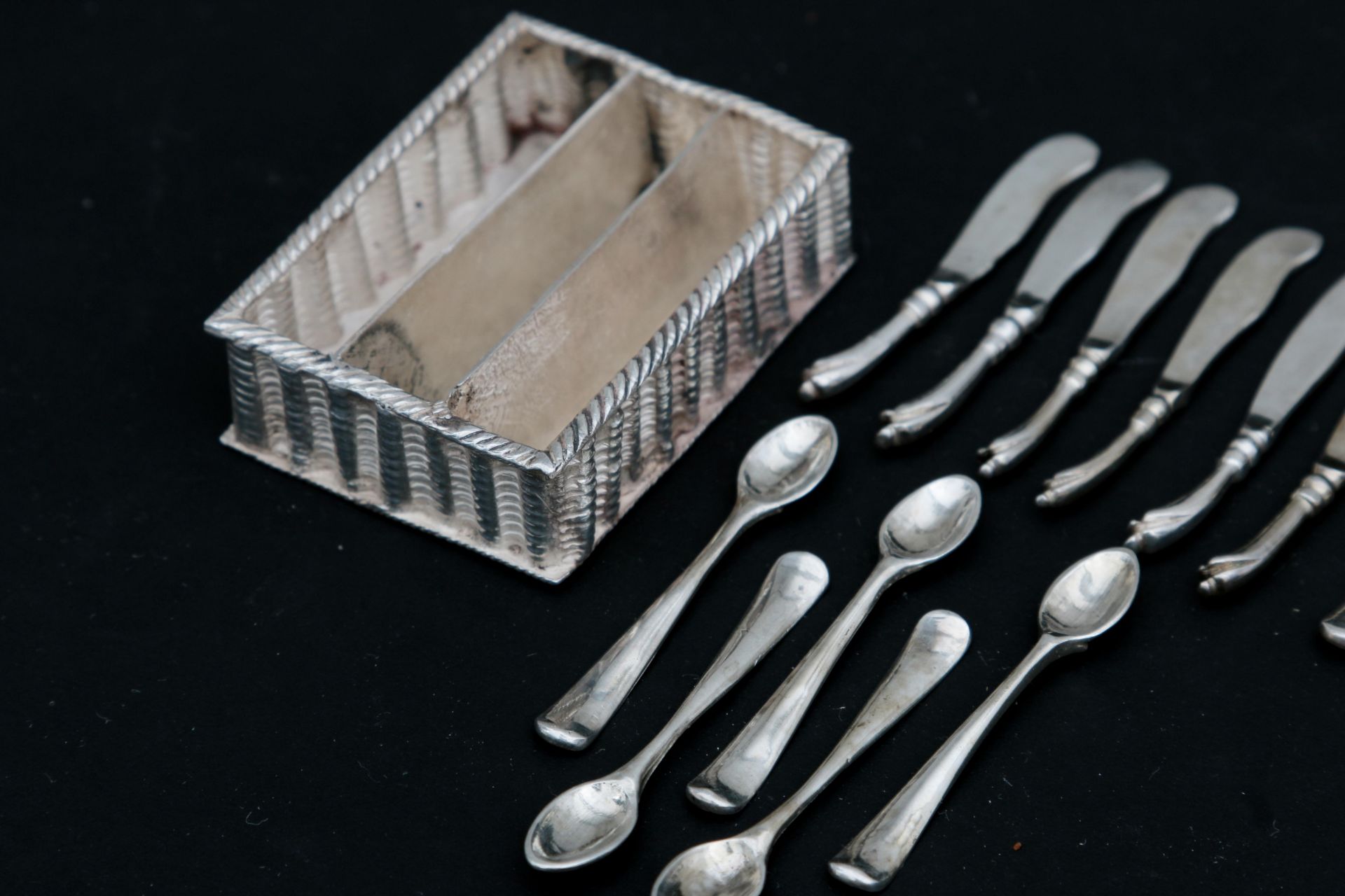 EA miniature silver part cutlery set in woven basket, Dutch,18th century and later. Six knifes, - Bild 5 aus 5