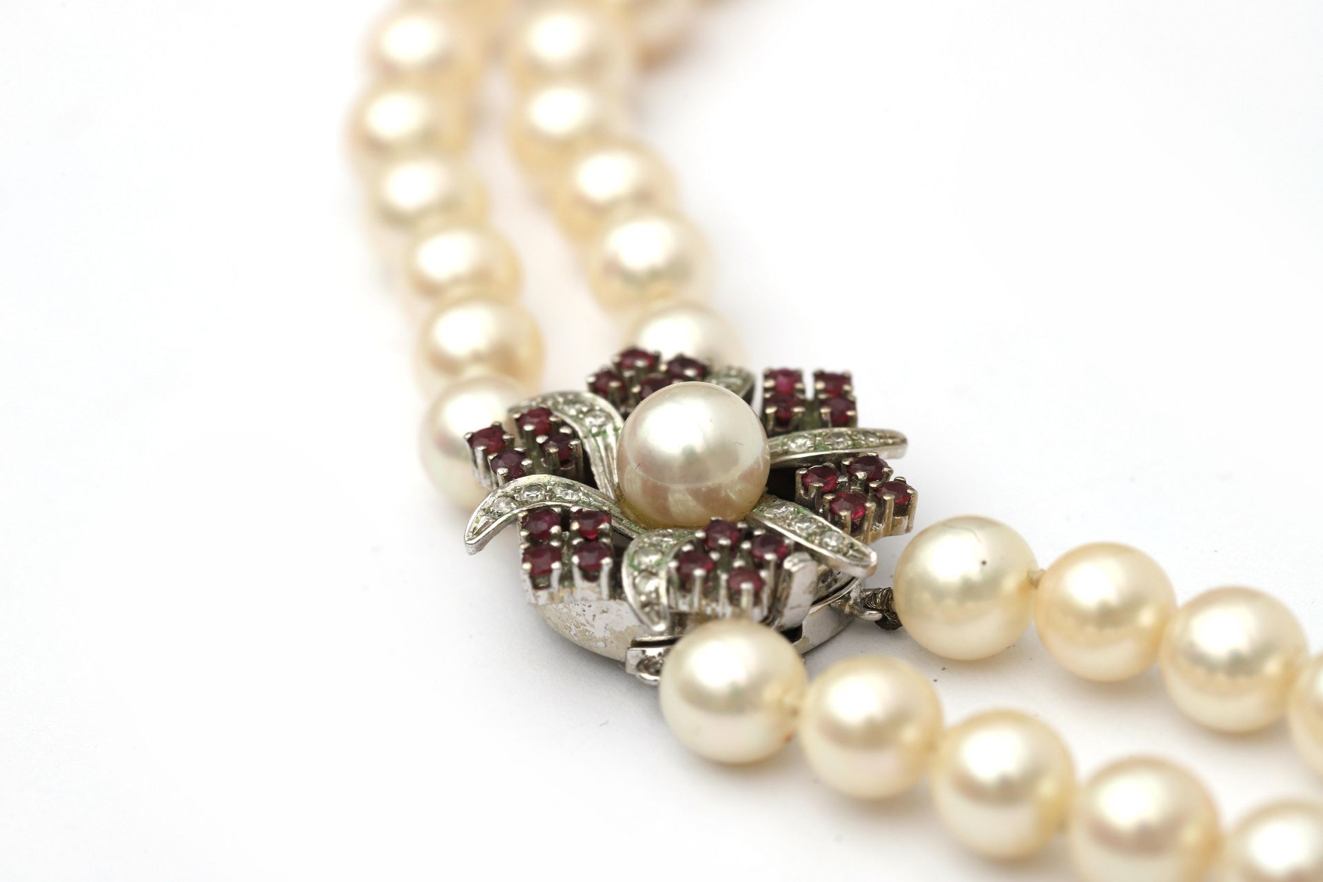 A cultured pearl necklace to a ruby and diamond white gold clasp. Featuring two knotted strands of - Image 3 of 4