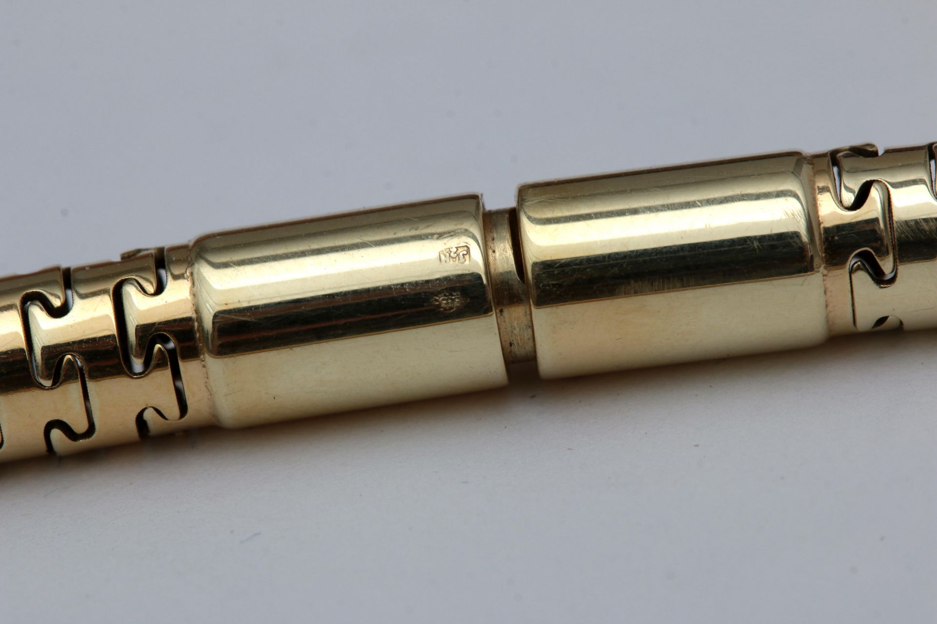 Een 14 karat gold tubo gaz choker necklace. A modern round flexible link necklace to a bayonet - Image 3 of 3