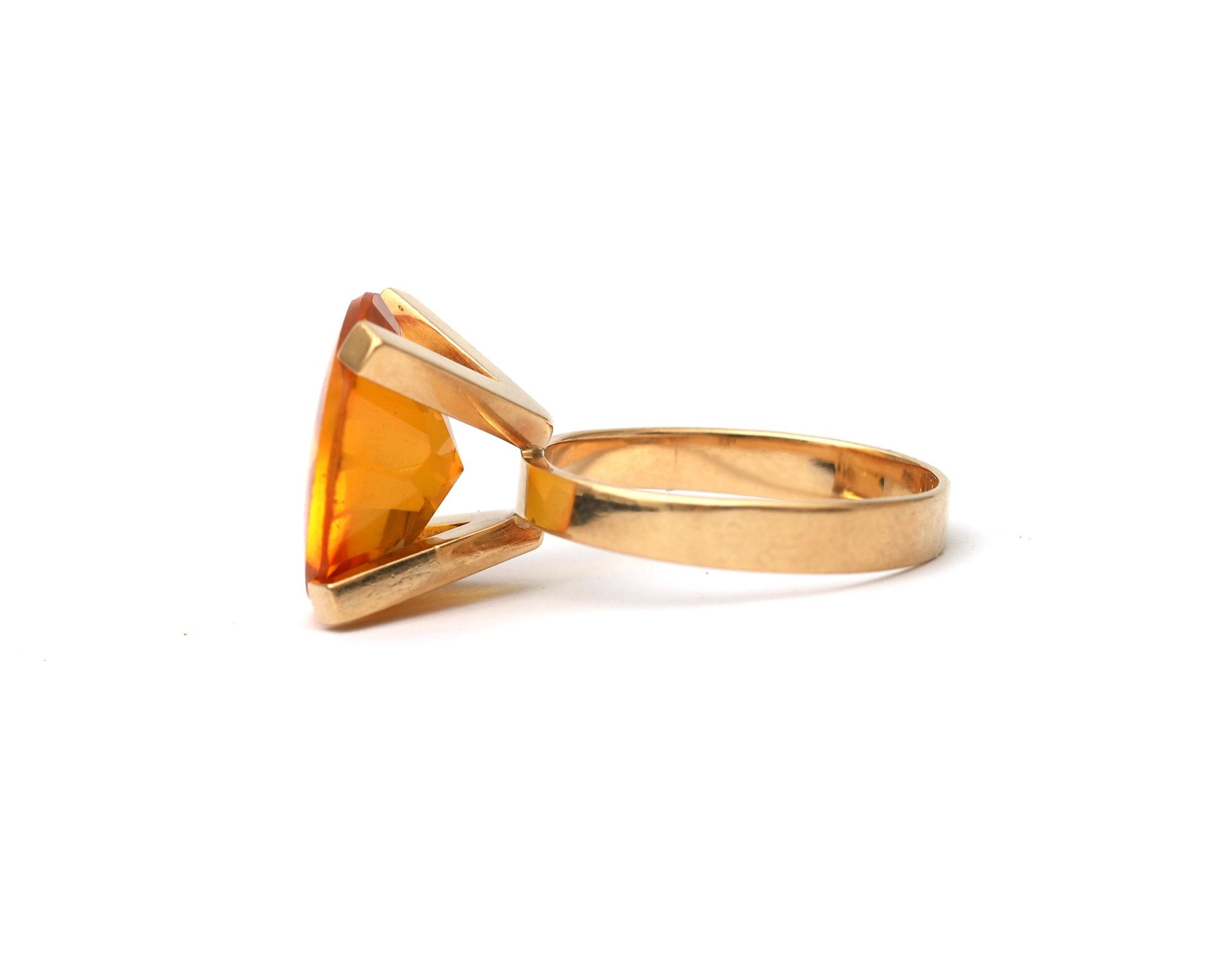 A 14 karat gold orange stone solitaire ring. Featuring an orange transparant buff top cut stone, - Image 3 of 3