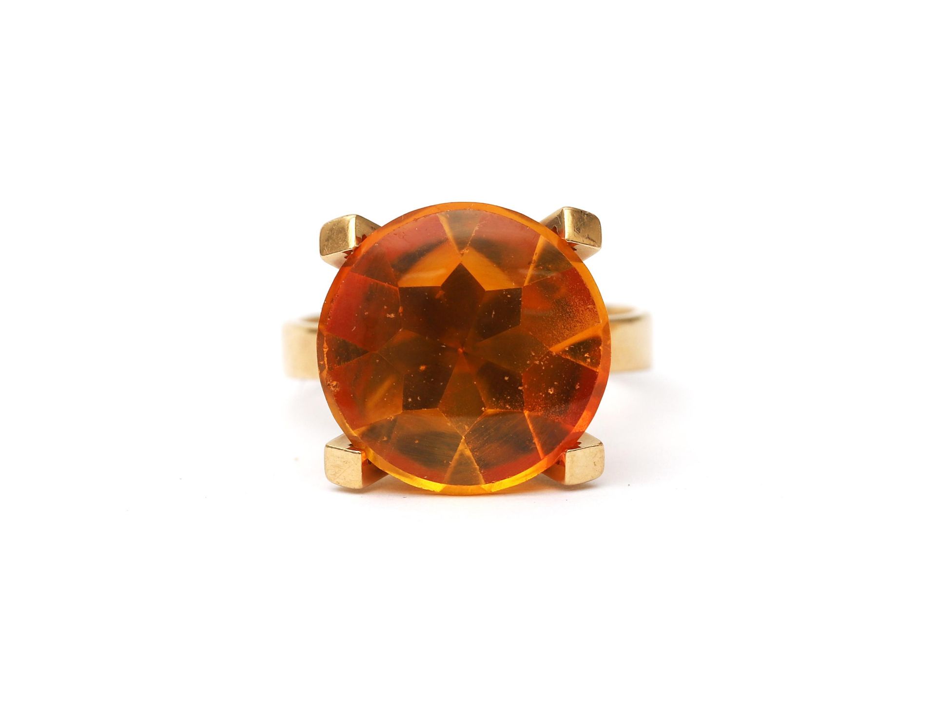 A 14 karat gold orange stone solitaire ring. Featuring an orange transparant buff top cut stone, - Image 2 of 3