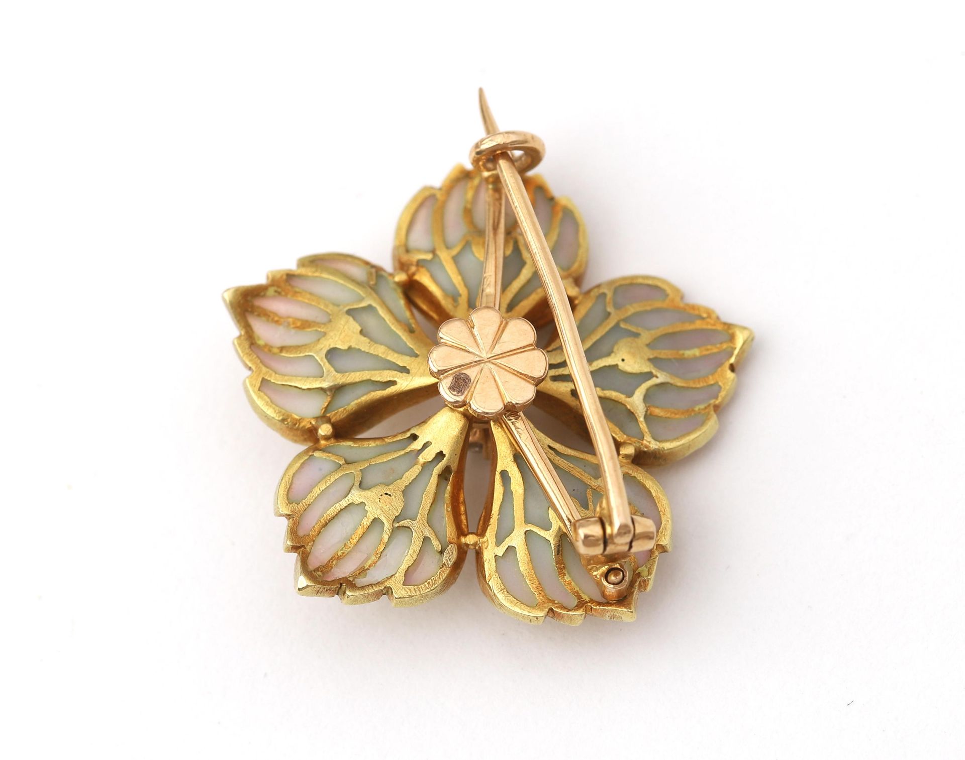 An 18 karat gold plique à jour diamond and pearl Art Nouveau flower brooch. Elaborated with green - Bild 2 aus 3