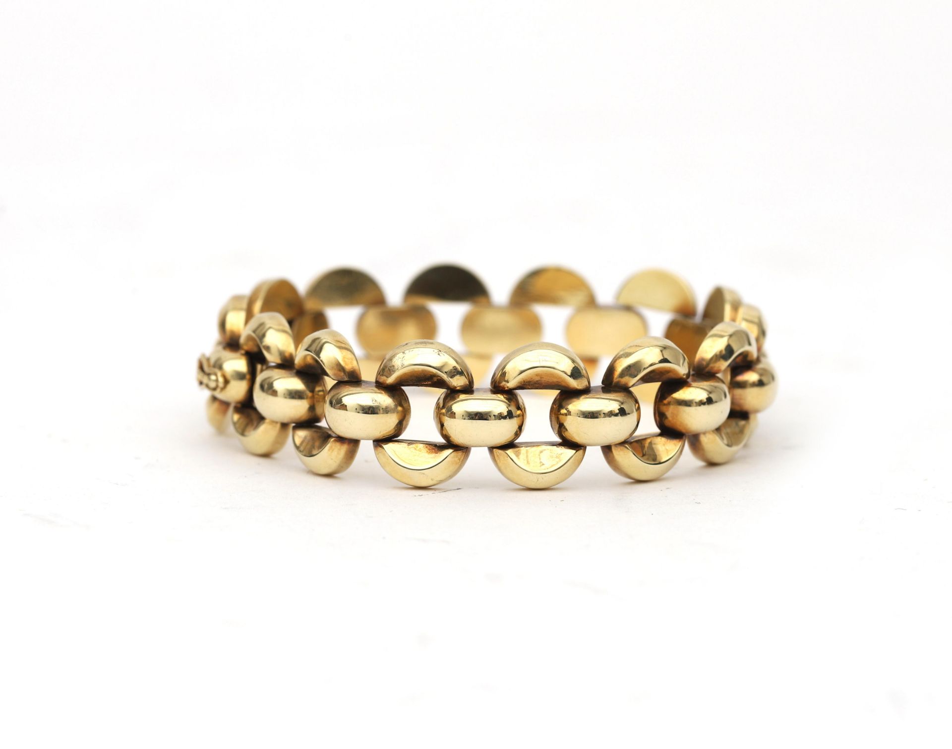 A 14 karat gold link bracelet, ca. 1950. Designed as enlongated oval links alternating in length and