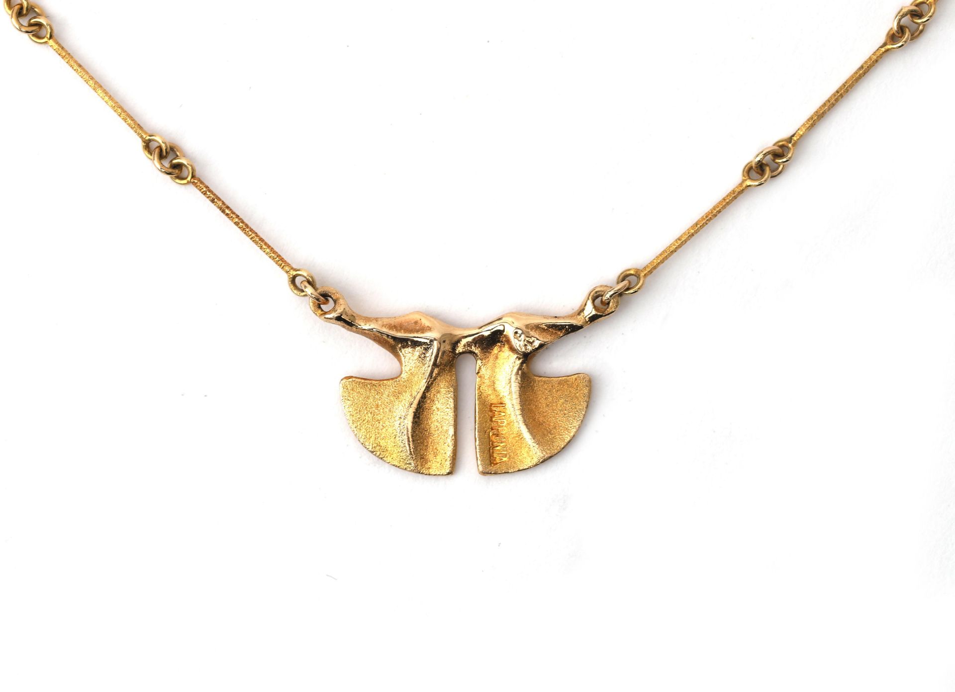 A 14 karat gold Lapponia necklace. An organic designed pendant, partly satiated gold suspended - Bild 2 aus 3
