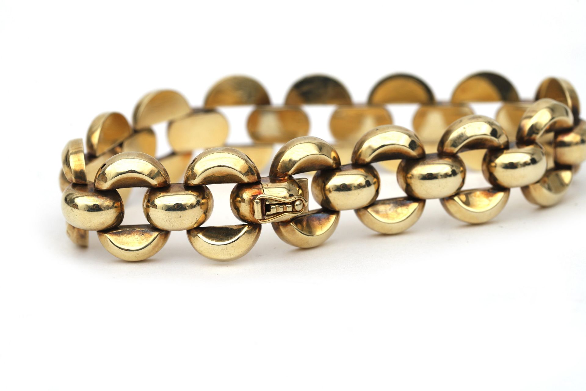 A 14 karat gold link bracelet, ca. 1950. Designed as enlongated oval links alternating in length and - Image 2 of 3