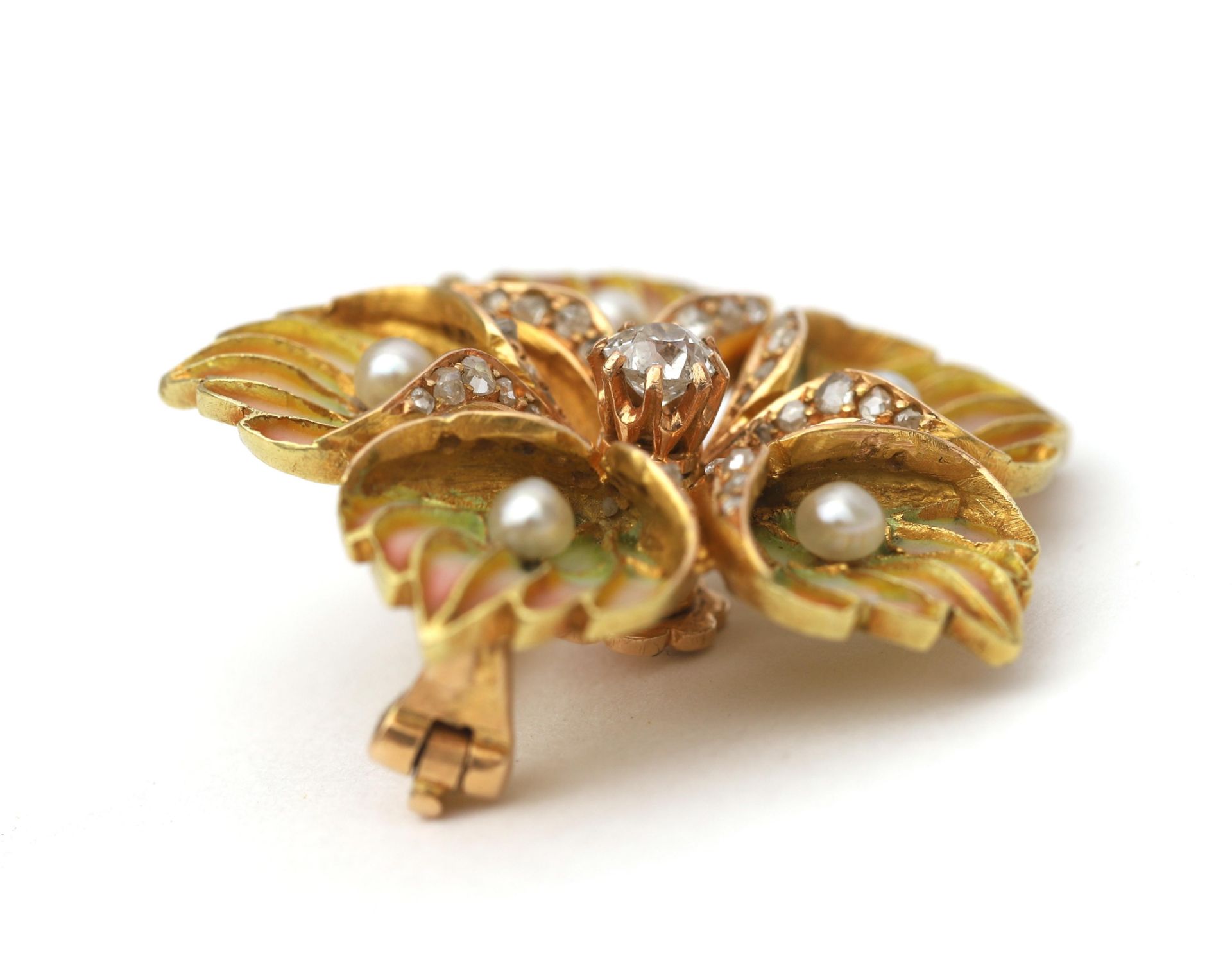 An 18 karat gold plique à jour diamond and pearl Art Nouveau flower brooch. Elaborated with green - Bild 3 aus 3