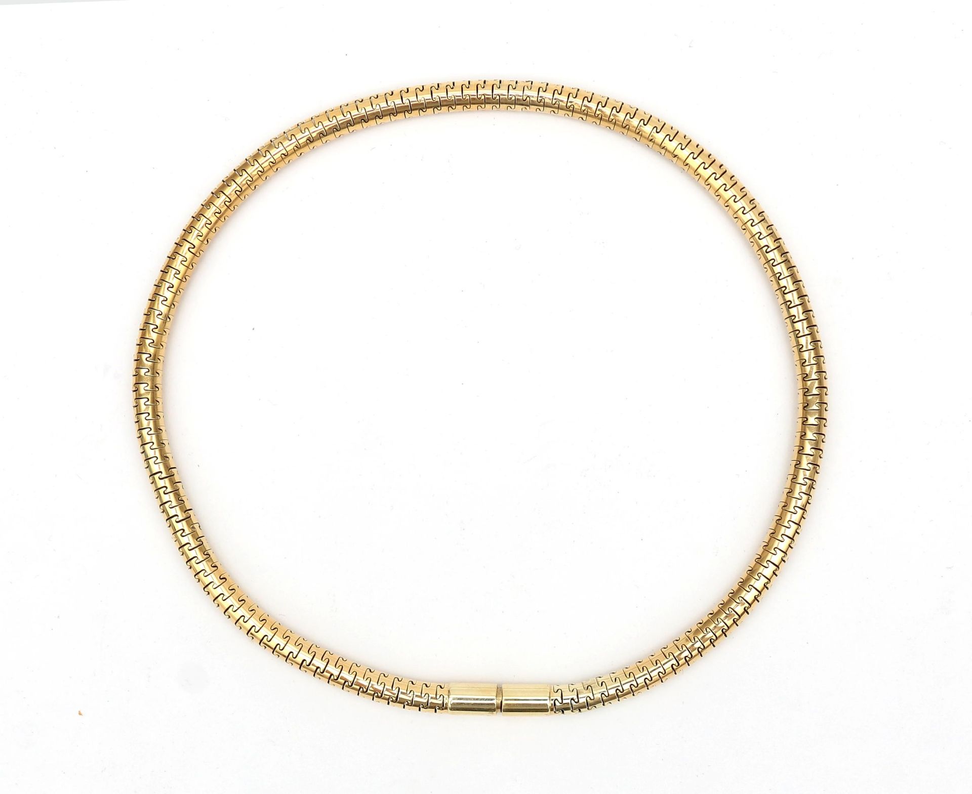 Een 14 karat gold tubo gaz choker necklace. A modern round flexible link necklace to a bayonet