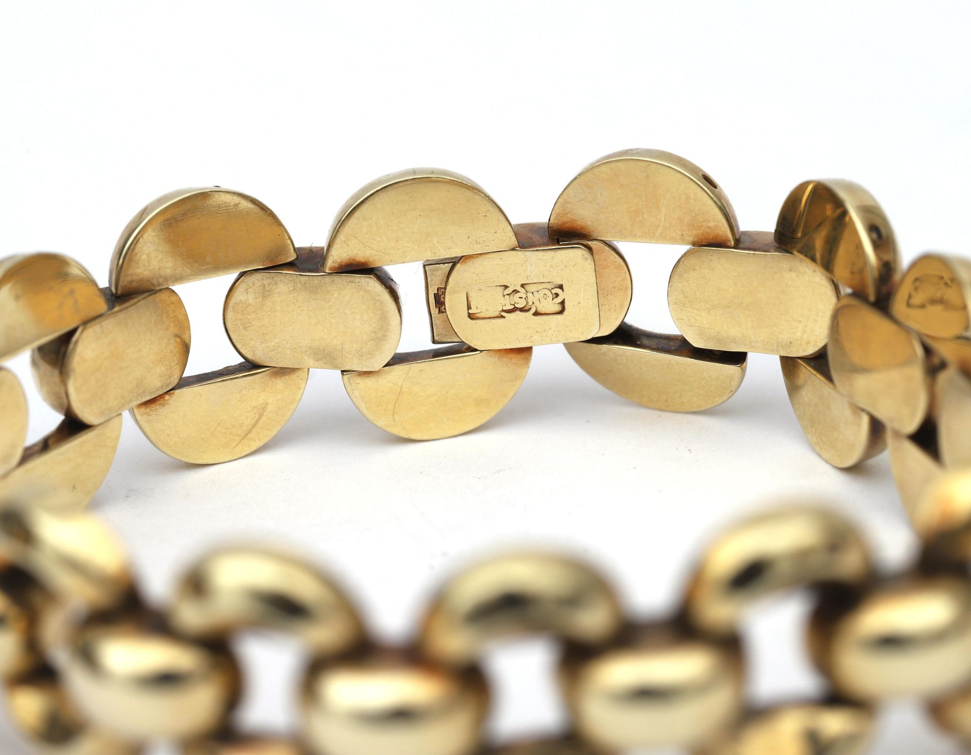 A 14 karat gold link bracelet, ca. 1950. Designed as enlongated oval links alternating in length and - Image 3 of 3