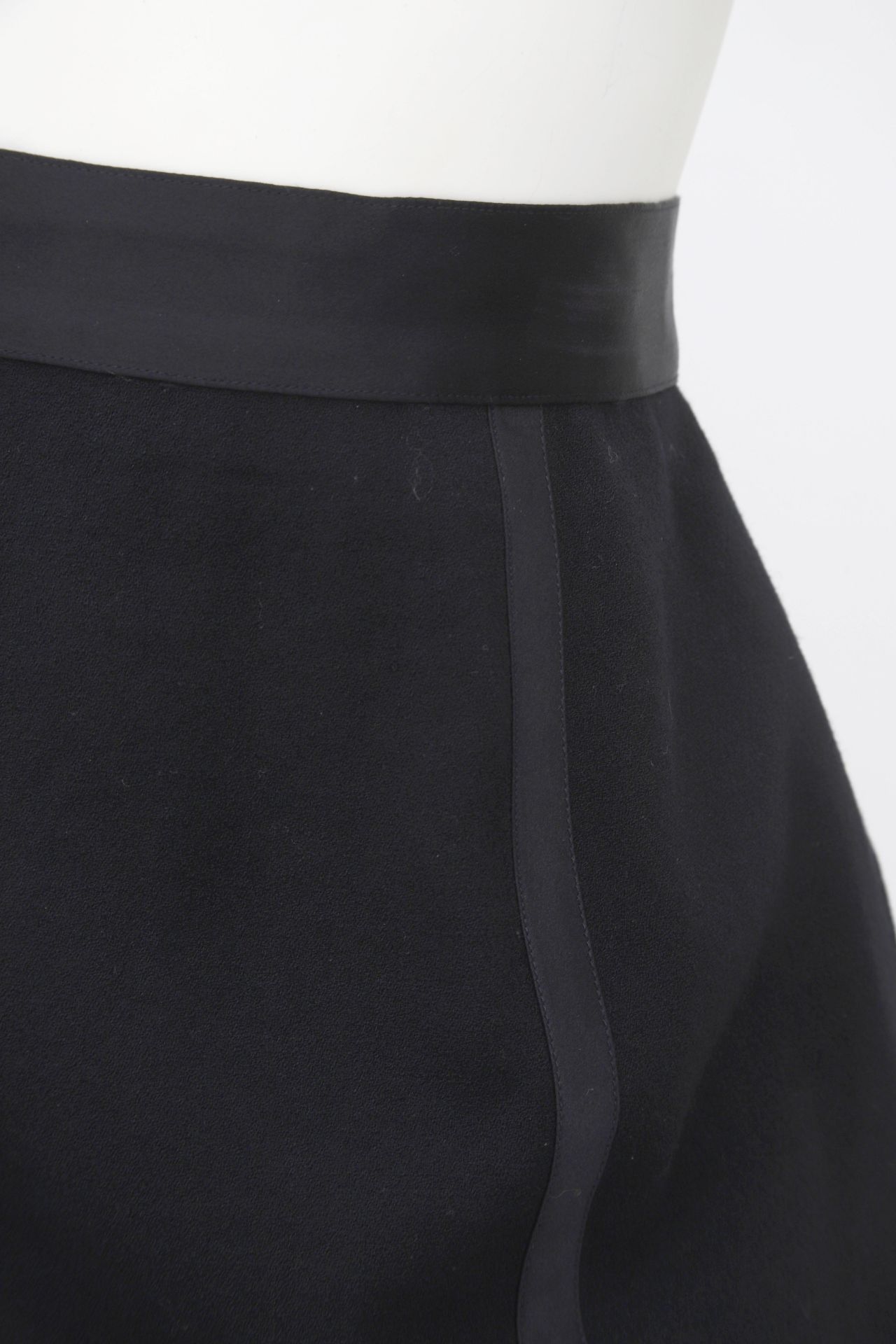 A black Chanel pencil skirt with stripe details down the length of the skirt. With two golden waffle - Bild 5 aus 6