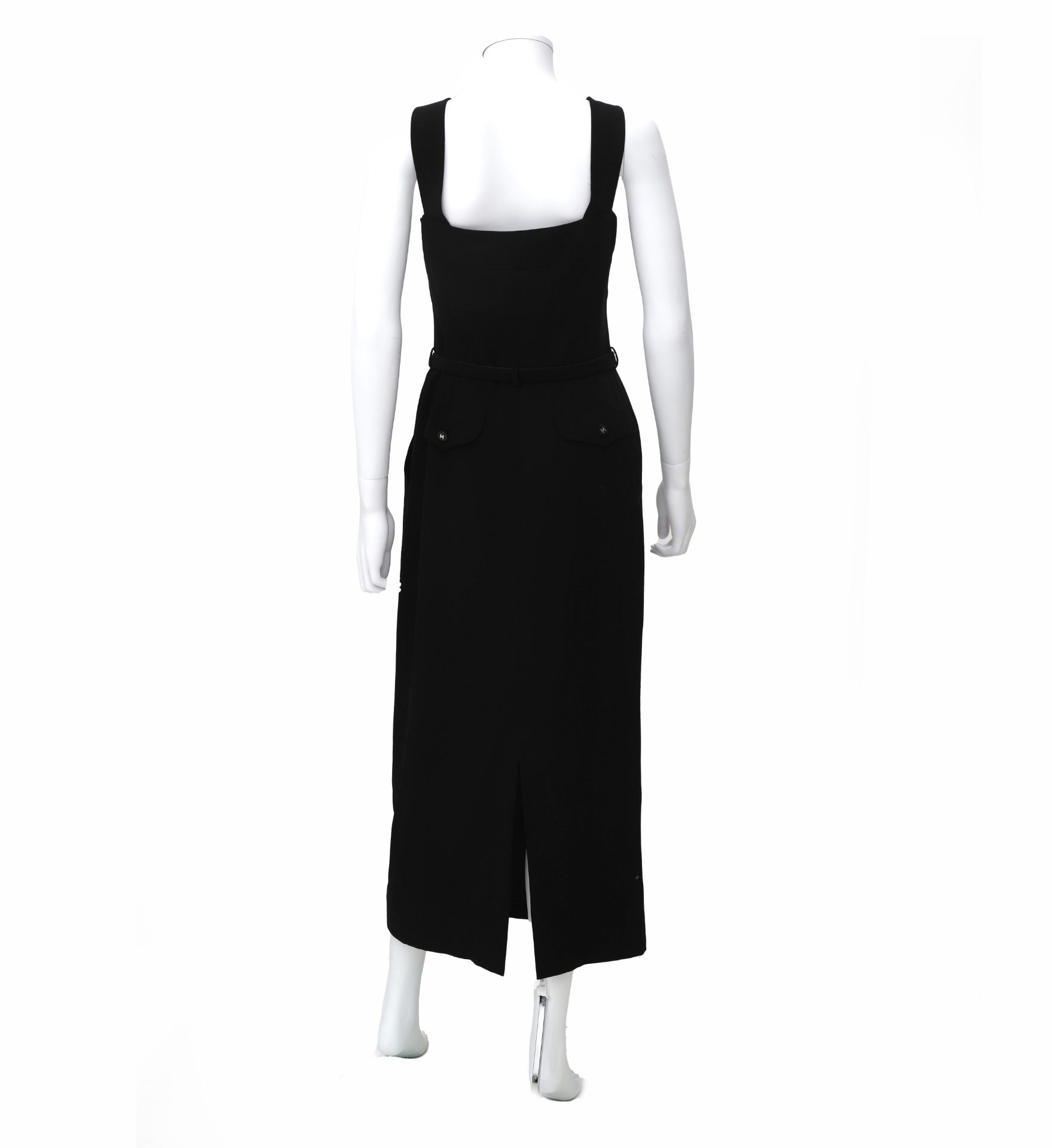 A Chanel Boutique black dress with belt. The belt has a silver-colored buckle with Chanel on it. - Bild 4 aus 6