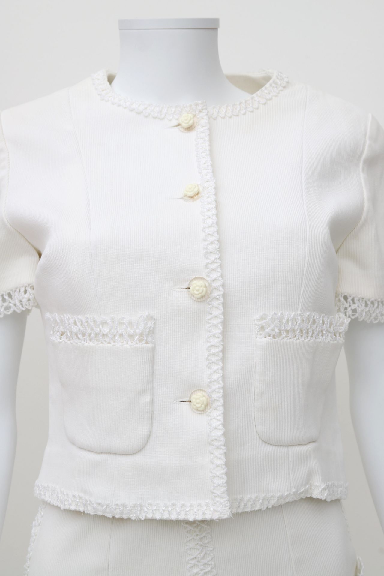 A white Chanel Boutique ensemble of a dress and jacket. The edges of the dress and jacket are made - Bild 10 aus 10