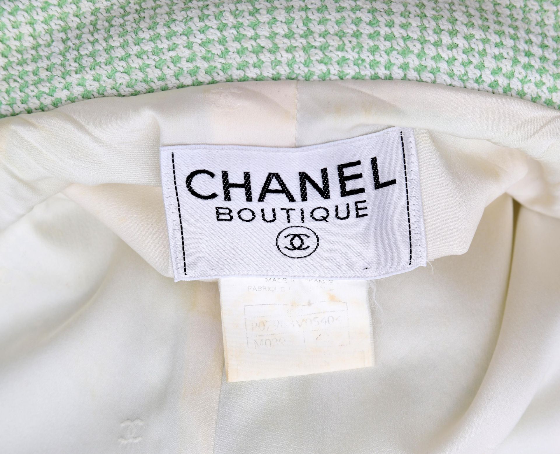 A Chanel Boutique ensamble a green and white mixed blazer and a skirt. The blazer has a reverse - Image 4 of 9