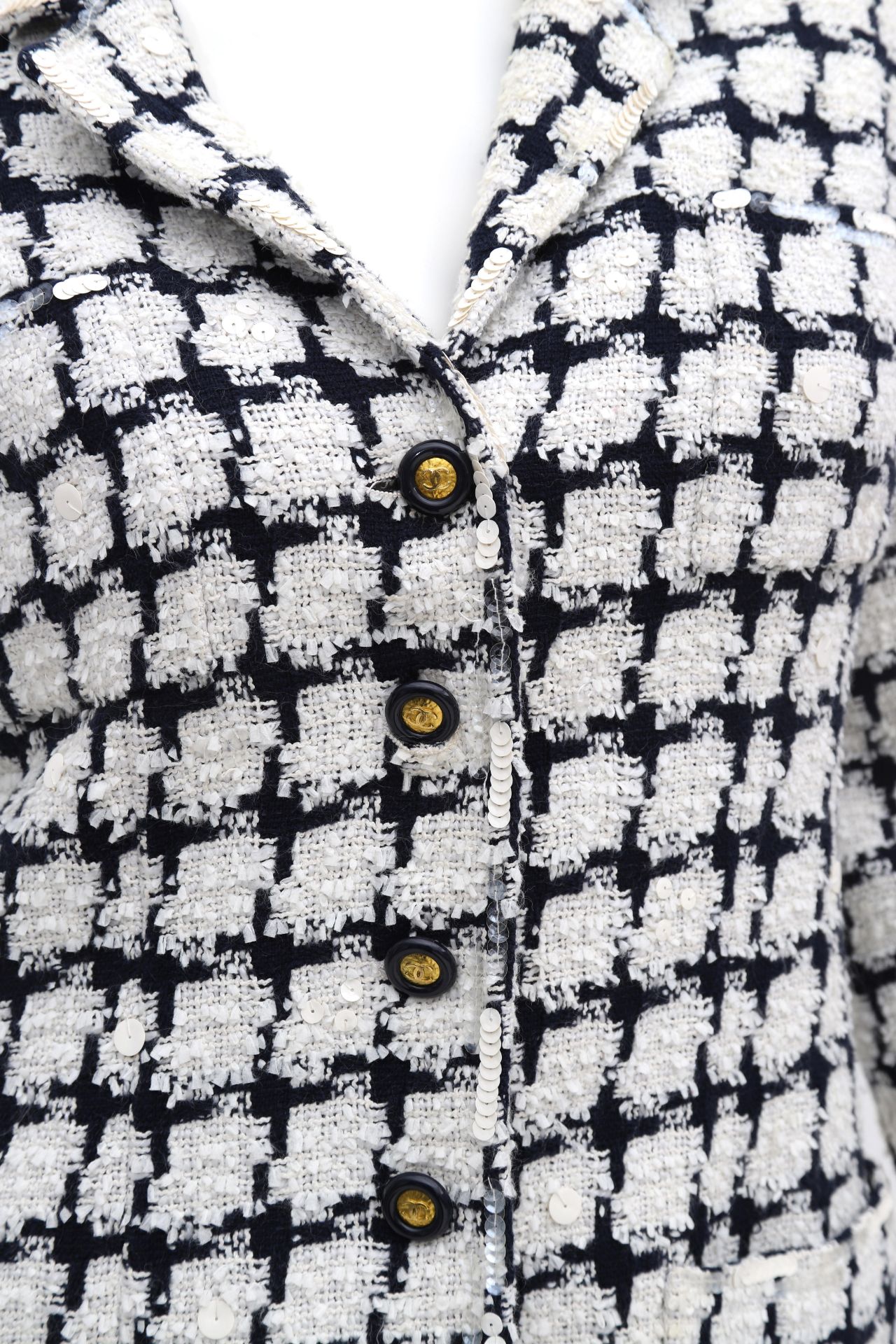 A Chanel Boutique black and white checked blazer. with two outside pockets, and black and gold - Bild 7 aus 8