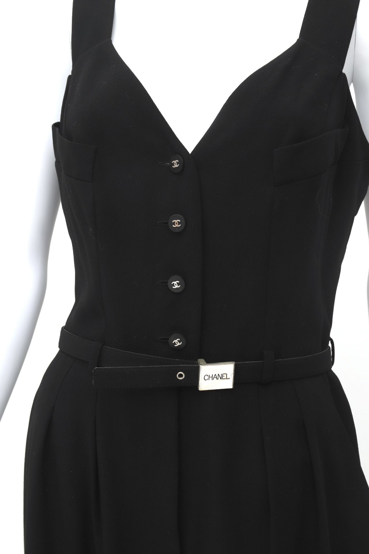 A Chanel Boutique black dress with belt. The belt has a silver-colored buckle with Chanel on it. - Bild 5 aus 6