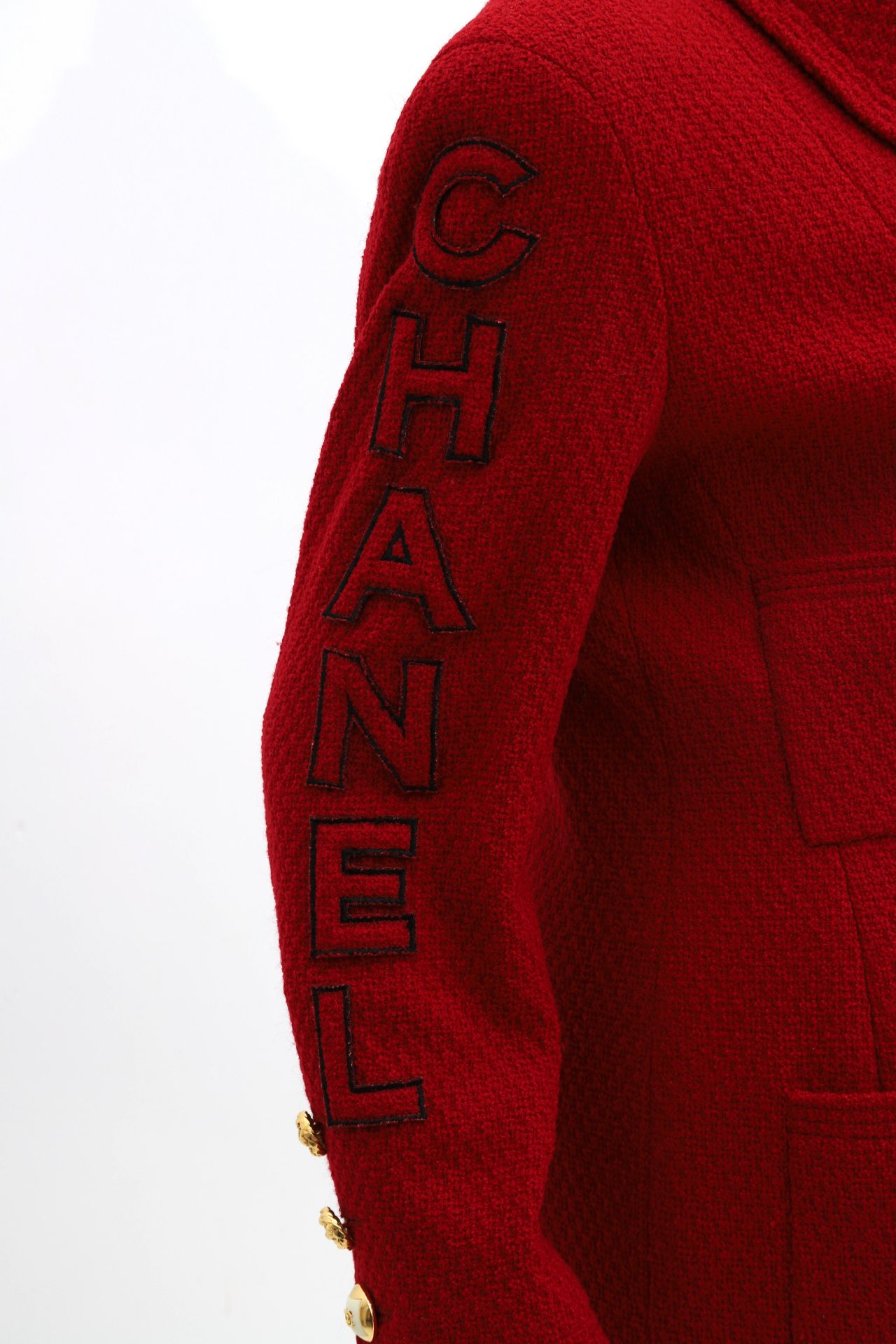 A red Chanel Boutique blazer. Double breasted, four side pockets and gold tone buttons. Chanel - Bild 8 aus 9