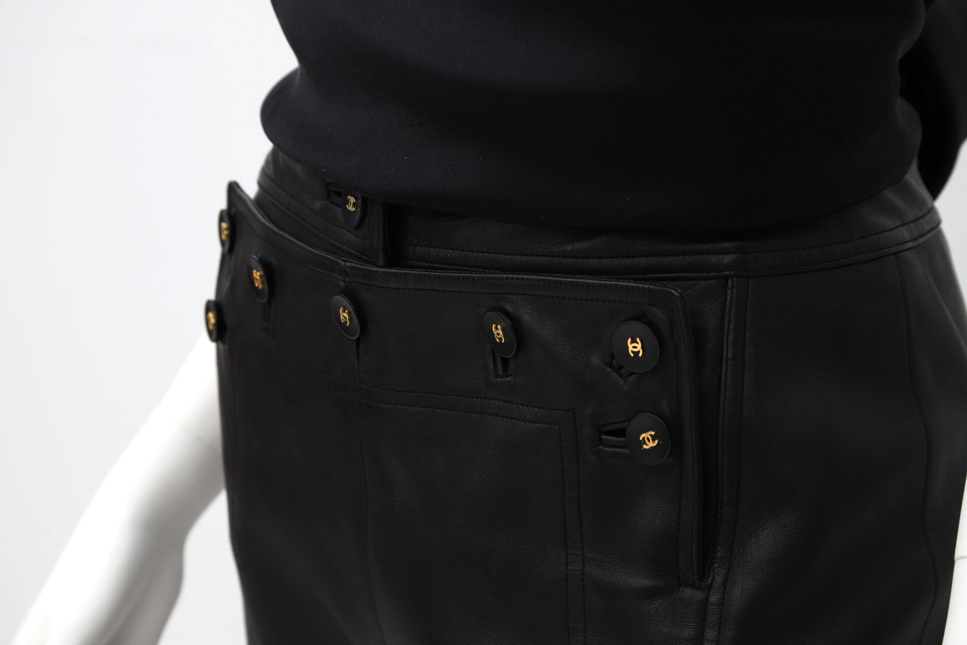 Chanel Boutique black leather pants. The pants have black with gold-colored CC logo buttons at the - Bild 2 aus 6